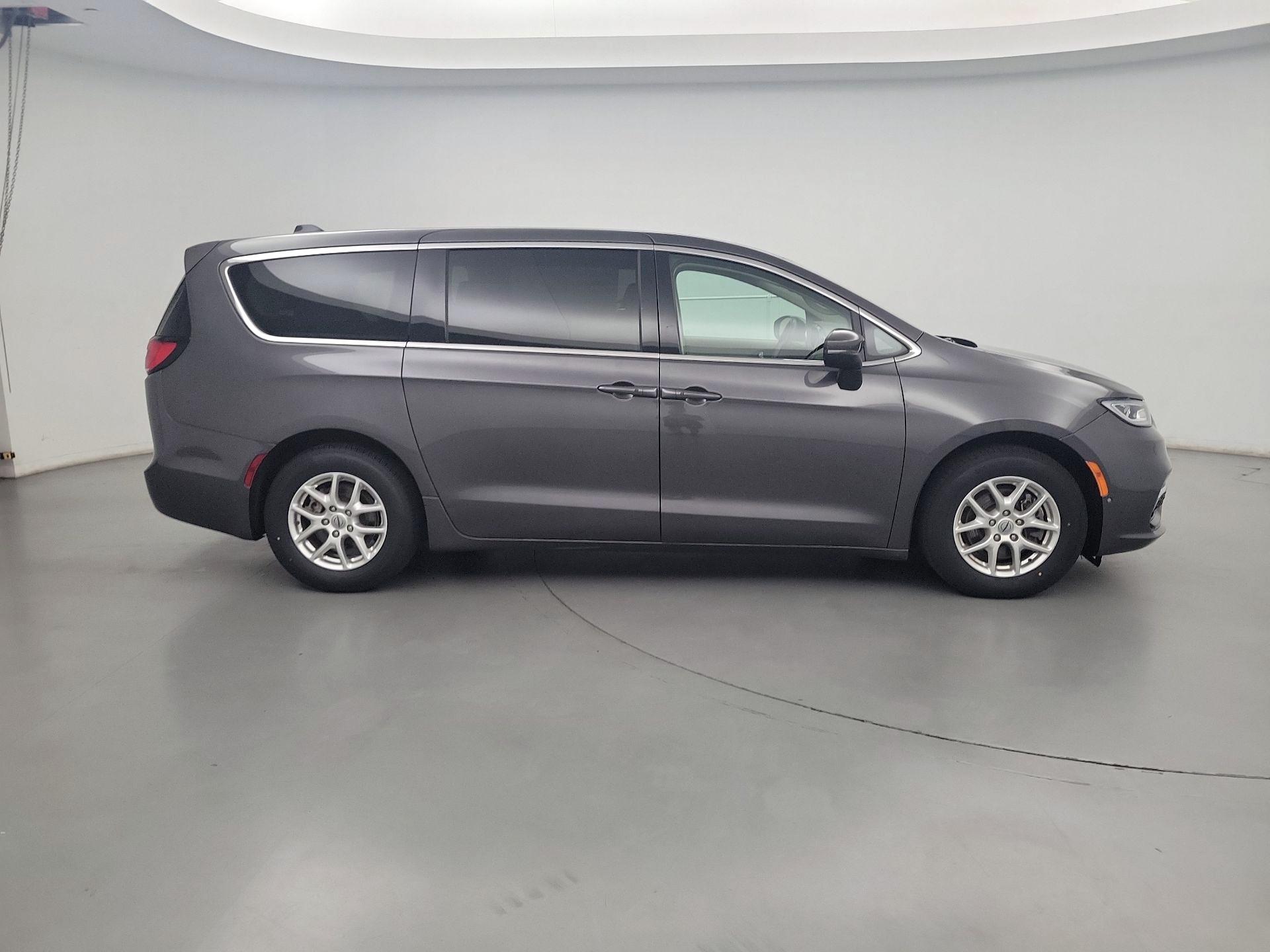 Thumbnail: 2023 Chrysler Pacifica - 4