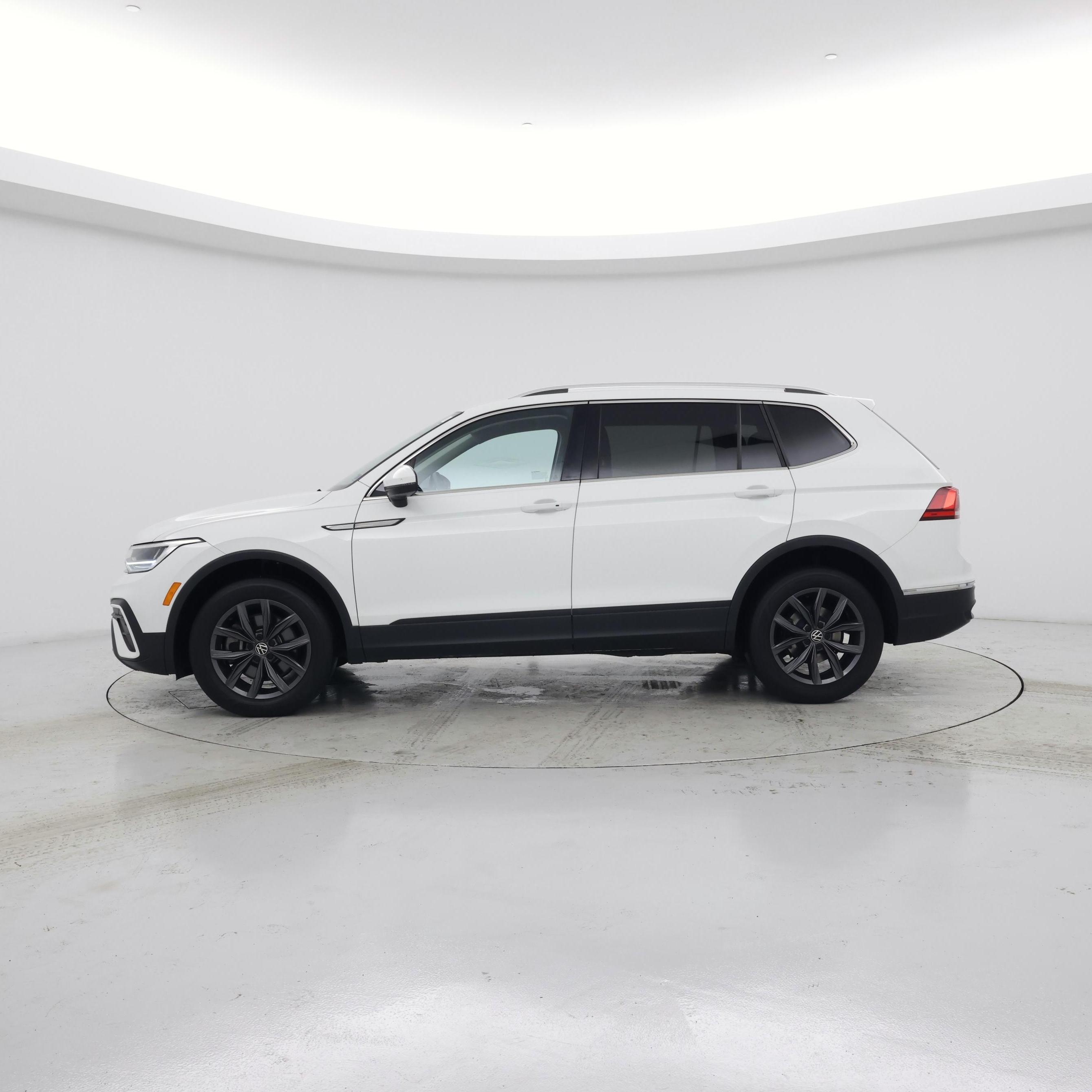 Thumbnail: 2022 Volkswagen Tiguan - 3