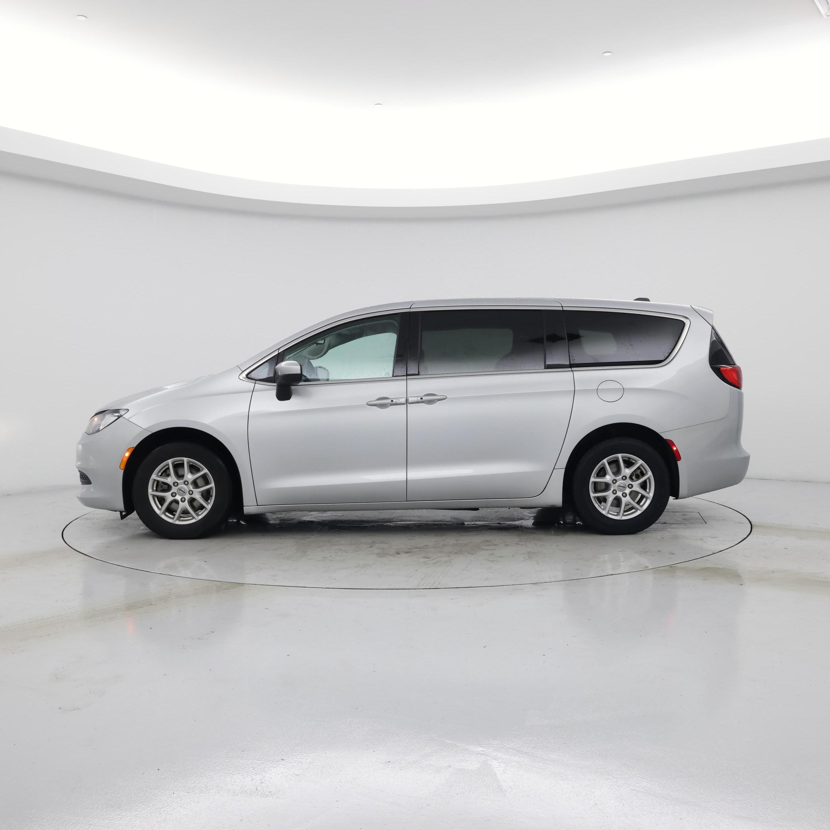 Thumbnail: 2023 Chrysler Voyager - 3