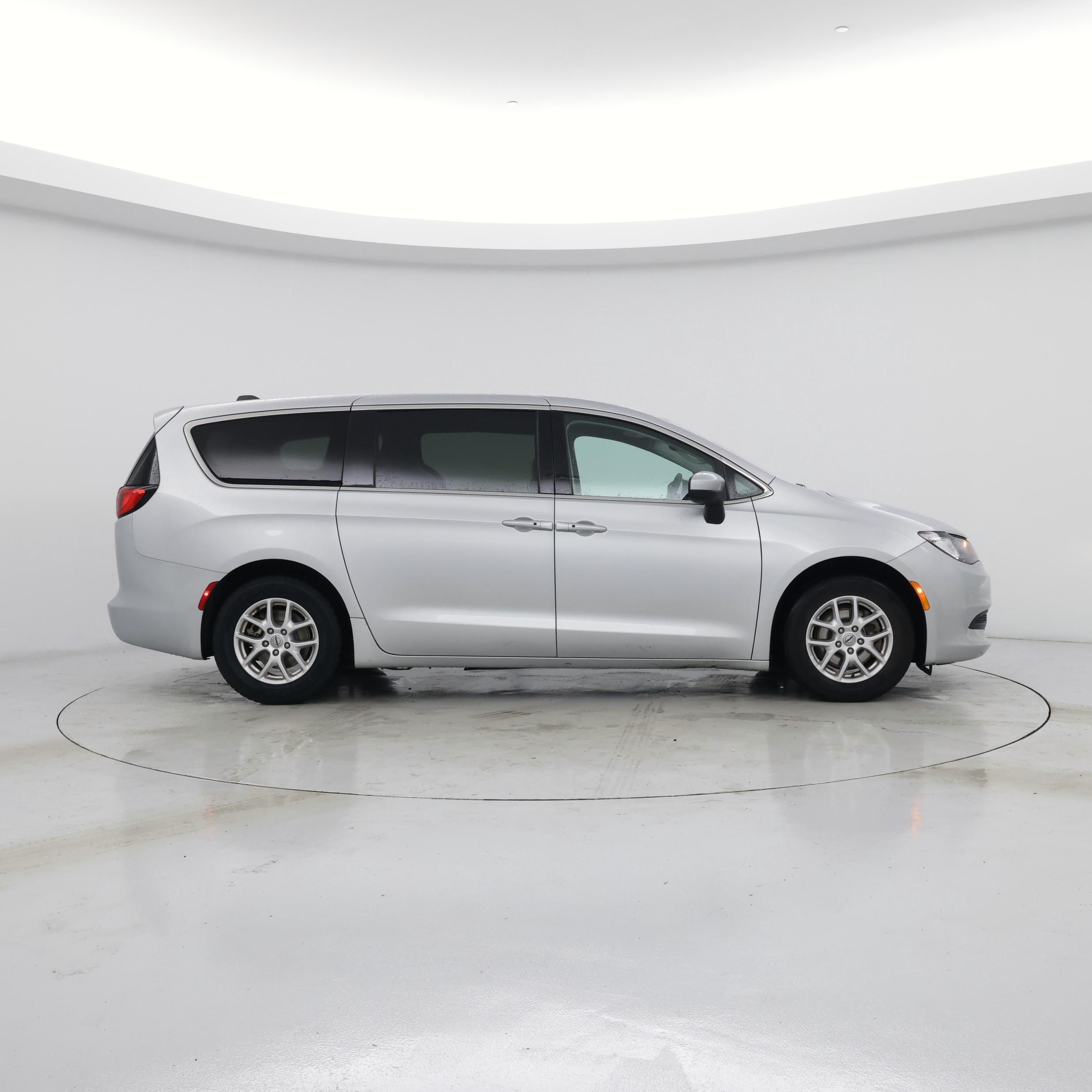 Thumbnail: 2023 Chrysler Voyager - 7