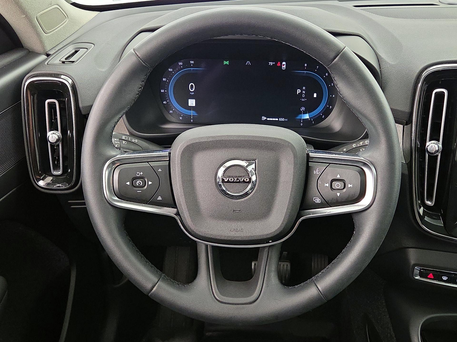 Thumbnail: 2023 Volvo XC40 - 10