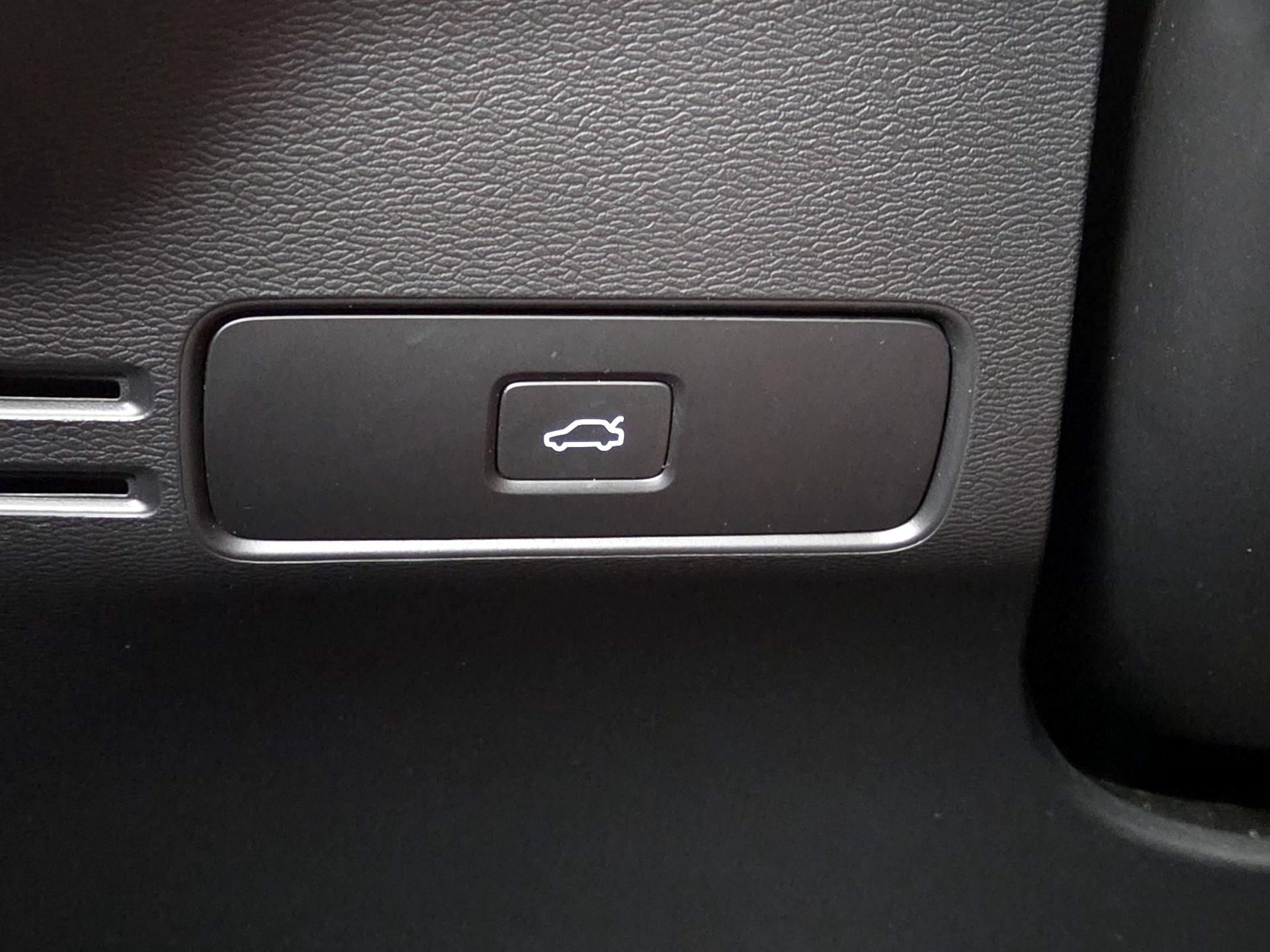 Thumbnail: 2023 Volvo XC40 - 13