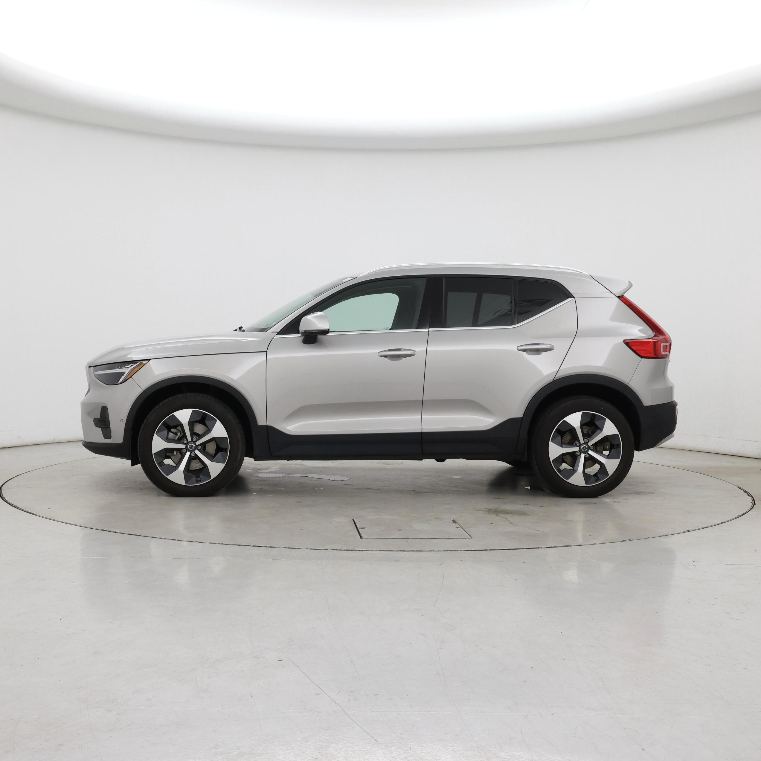 Thumbnail: 2023 Volvo XC40 - 3