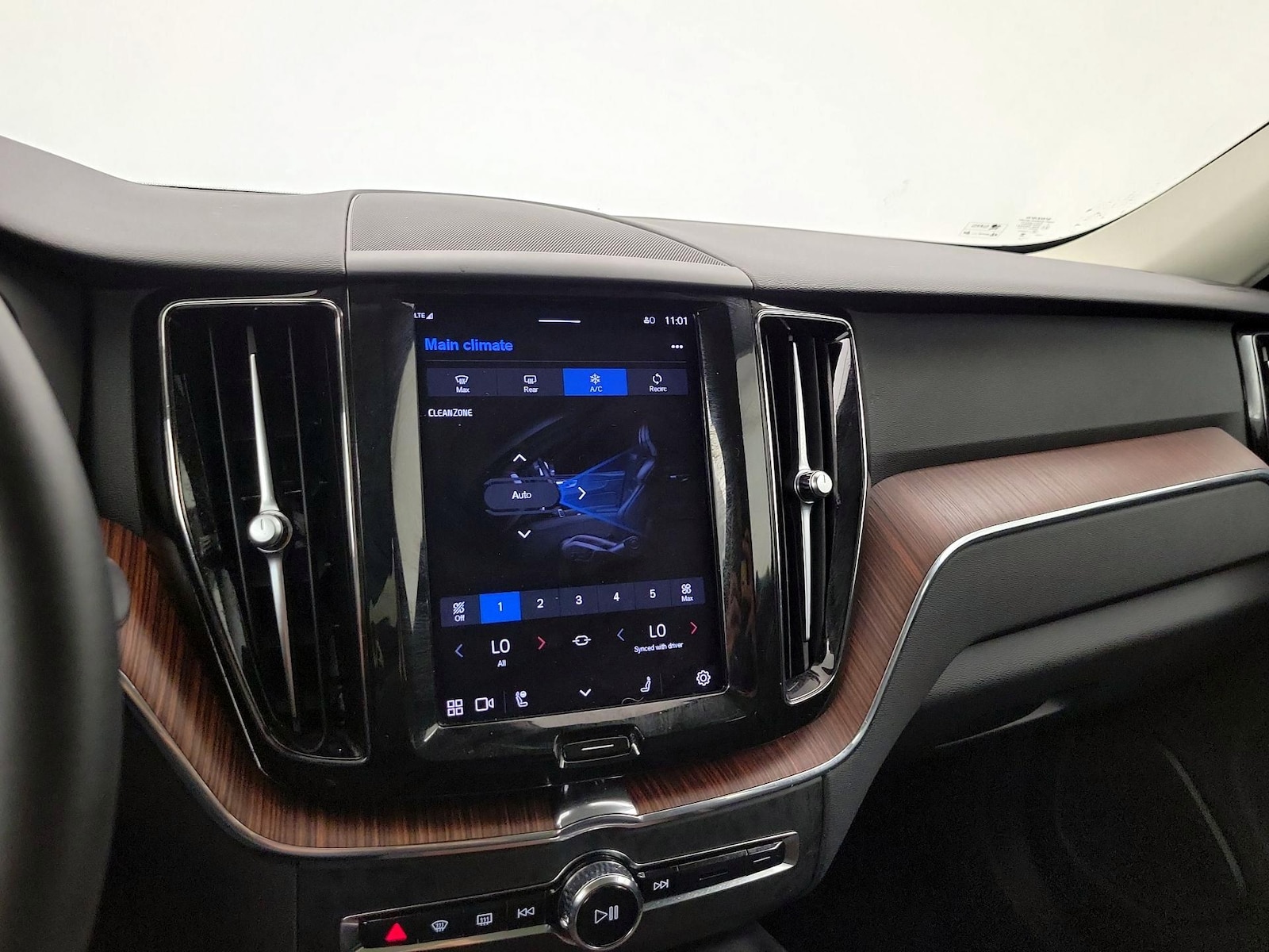 2023 Volvo XC60 Plus - Photo 17