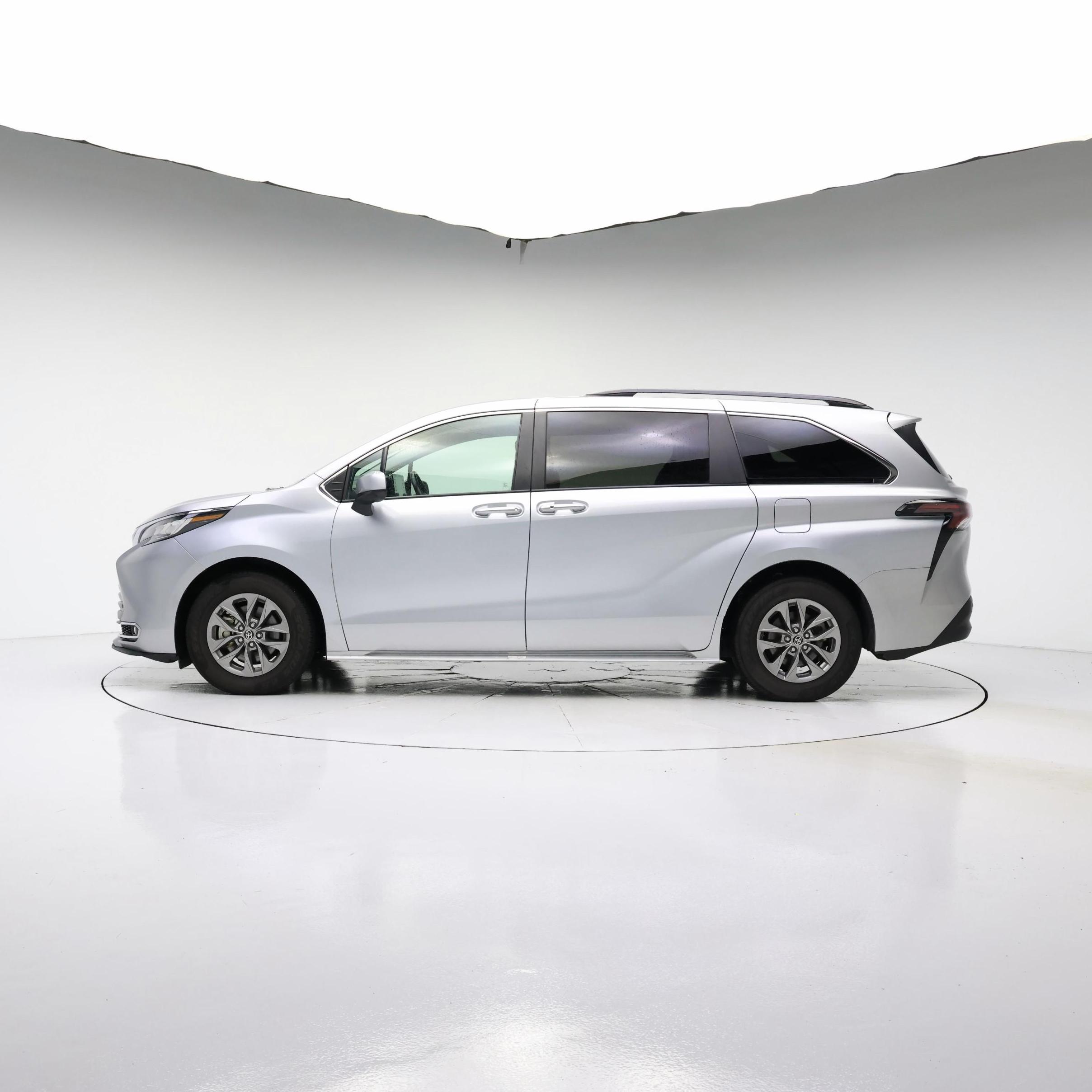 Thumbnail: 2023 Toyota Sienna - 3