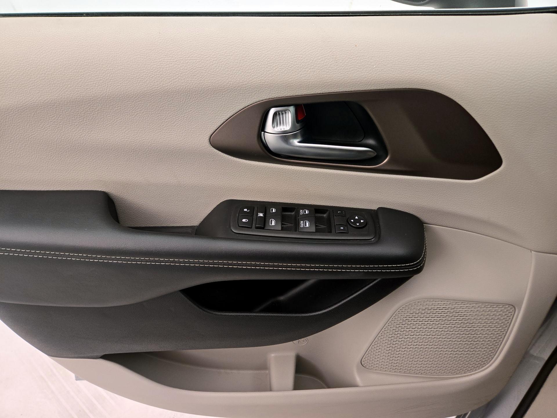 Thumbnail: 2023 Chrysler Voyager - 12