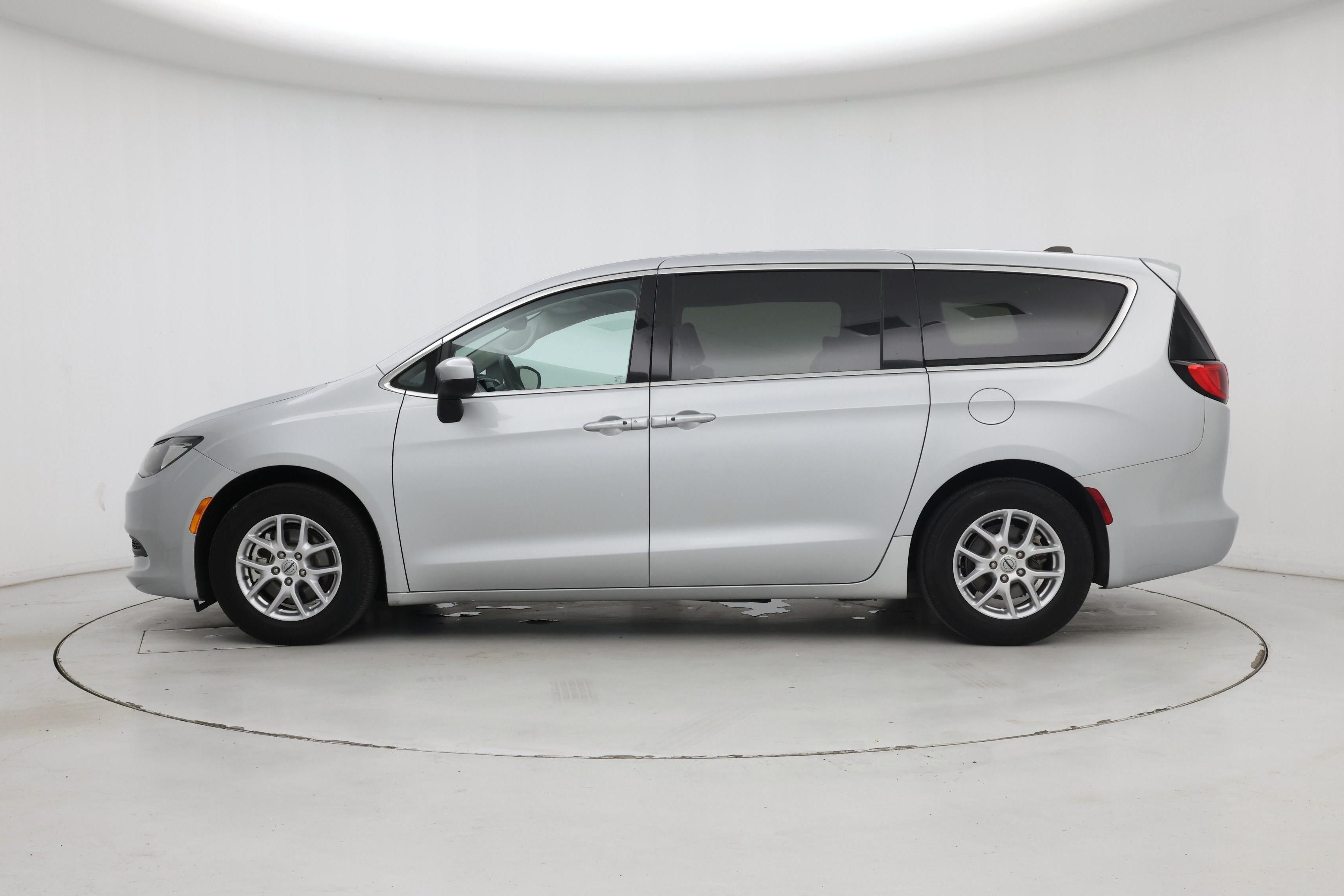 Thumbnail: 2023 Chrysler Voyager - 3