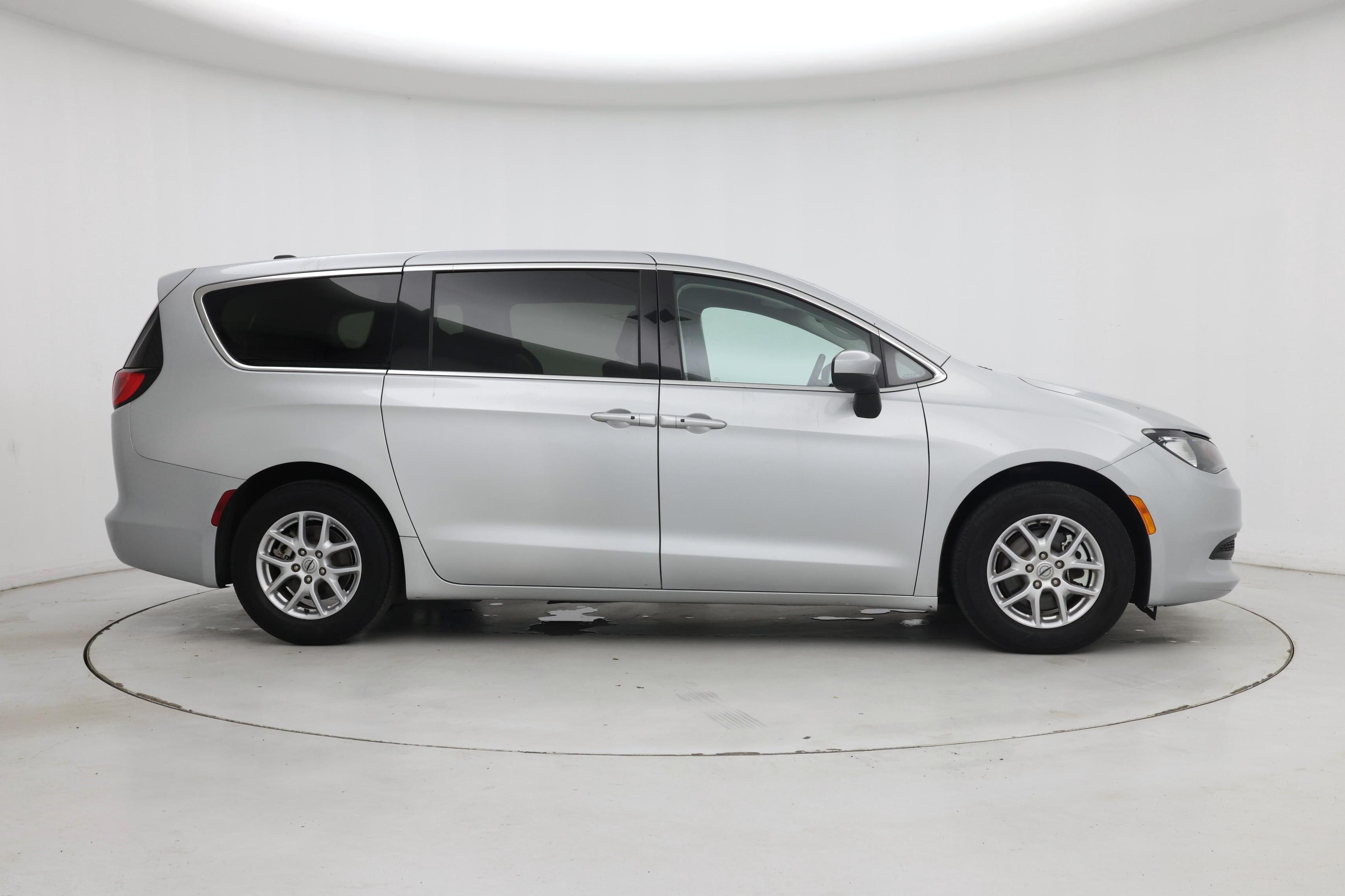 Thumbnail: 2023 Chrysler Voyager - 7