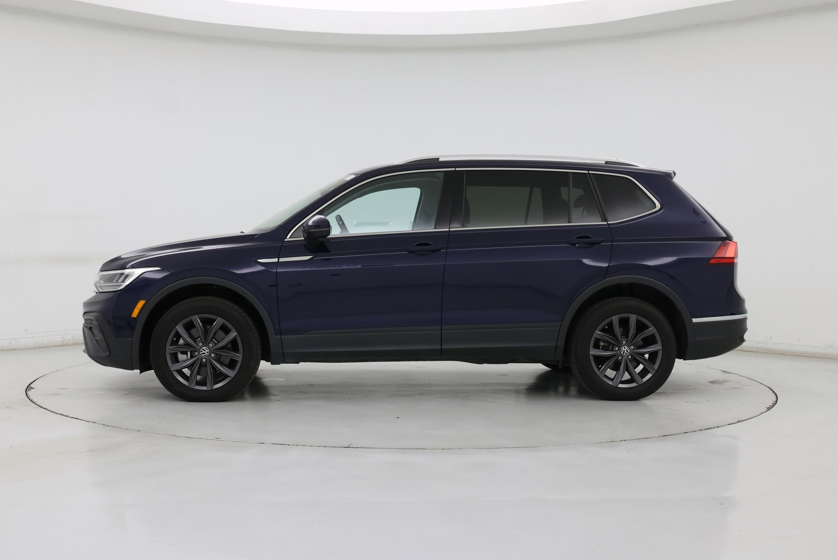 Thumbnail: 2023 Volkswagen Tiguan - 3