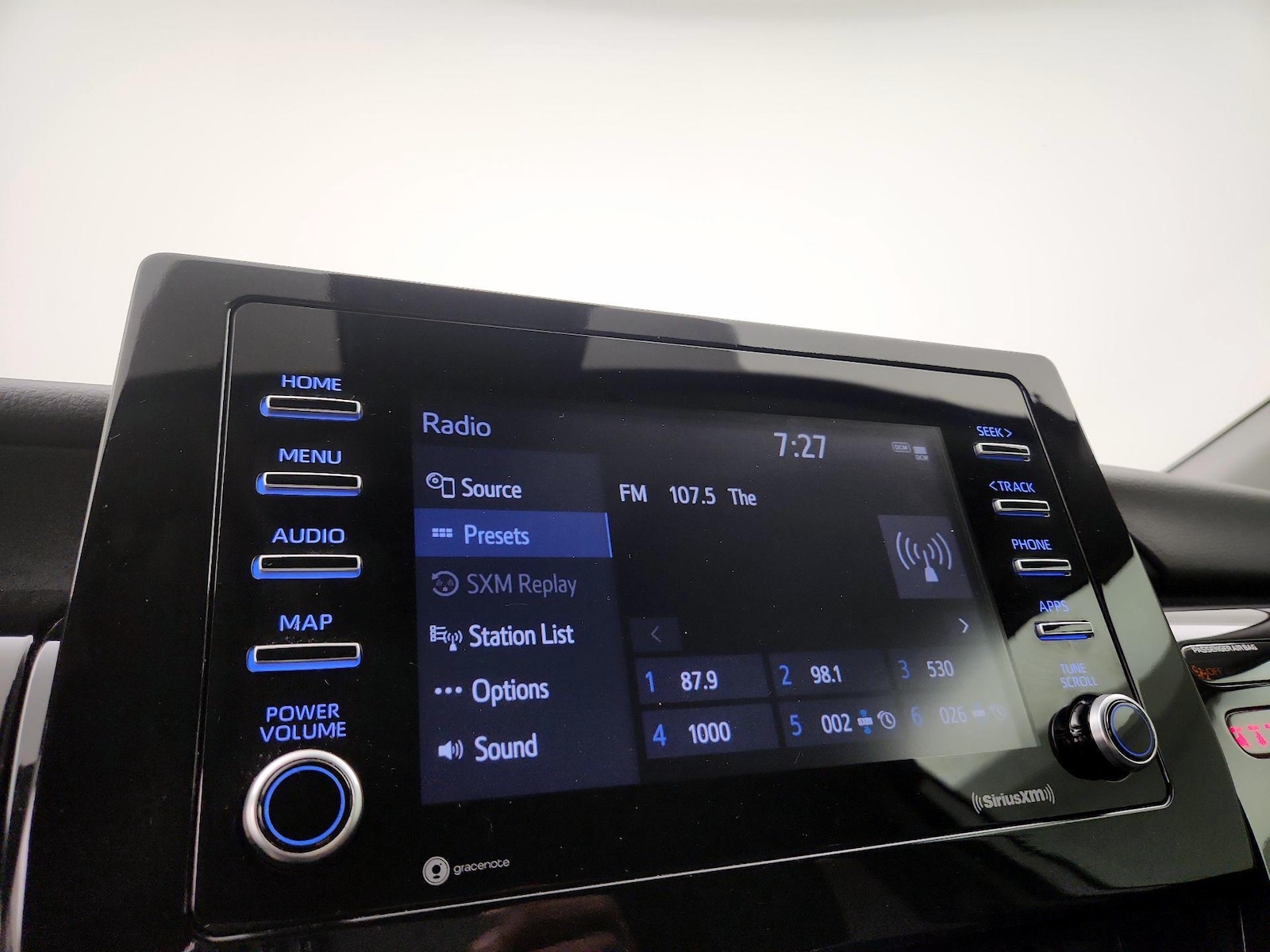 2021 Toyota Camry SE - Photo 16