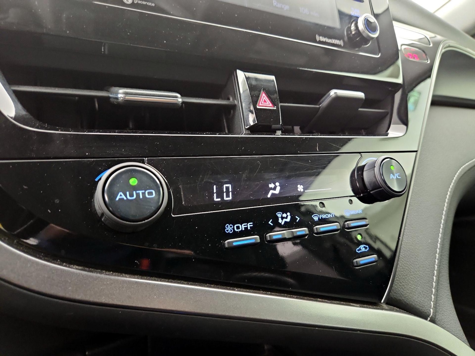 2021 Toyota Camry SE - Photo 17