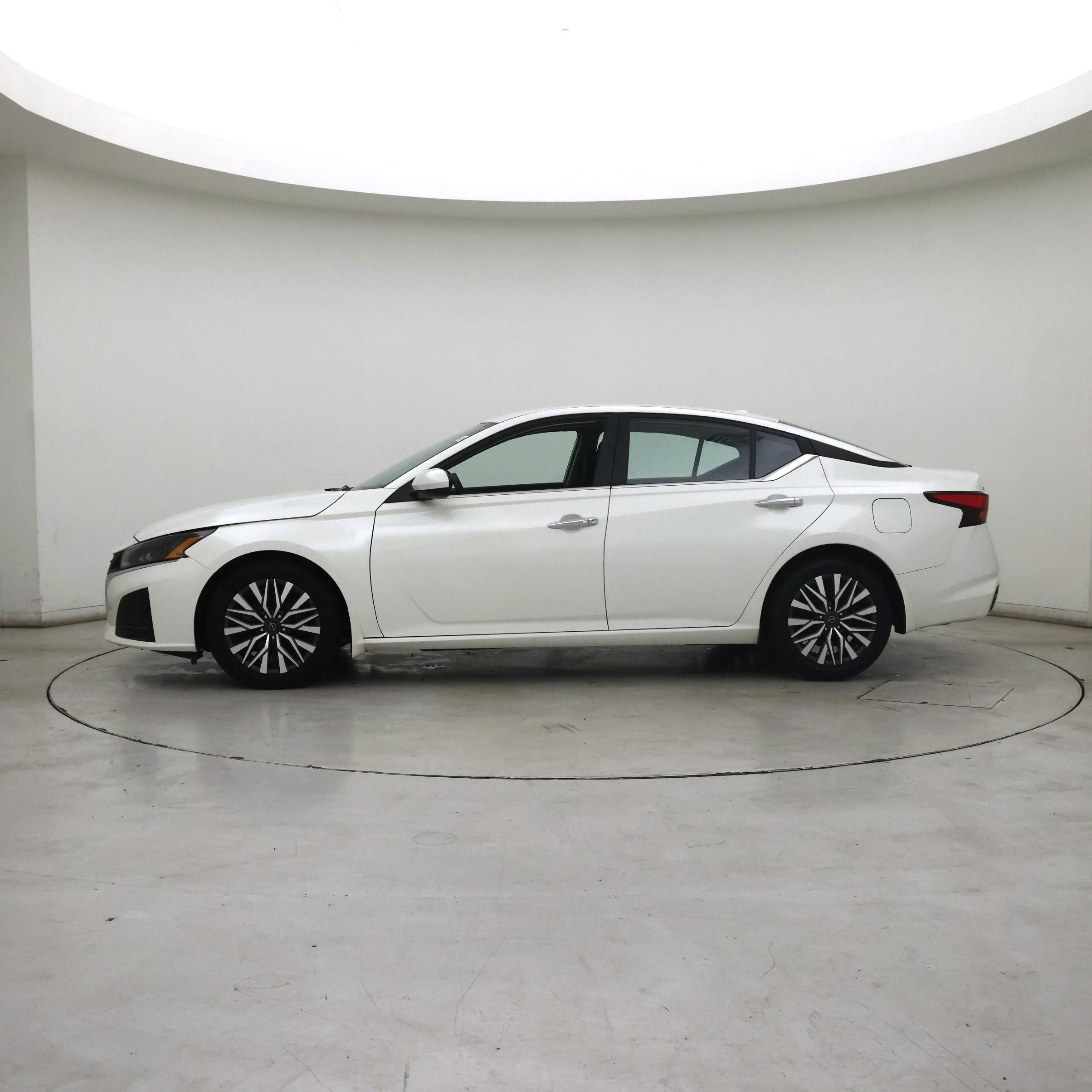 Thumbnail: 2023 Nissan Altima - 3