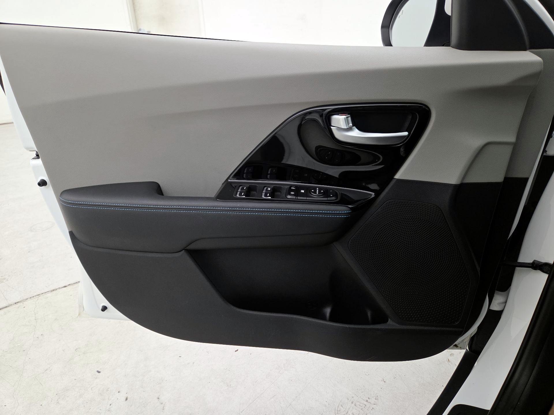 Thumbnail: 2022 Kia Niro - 12