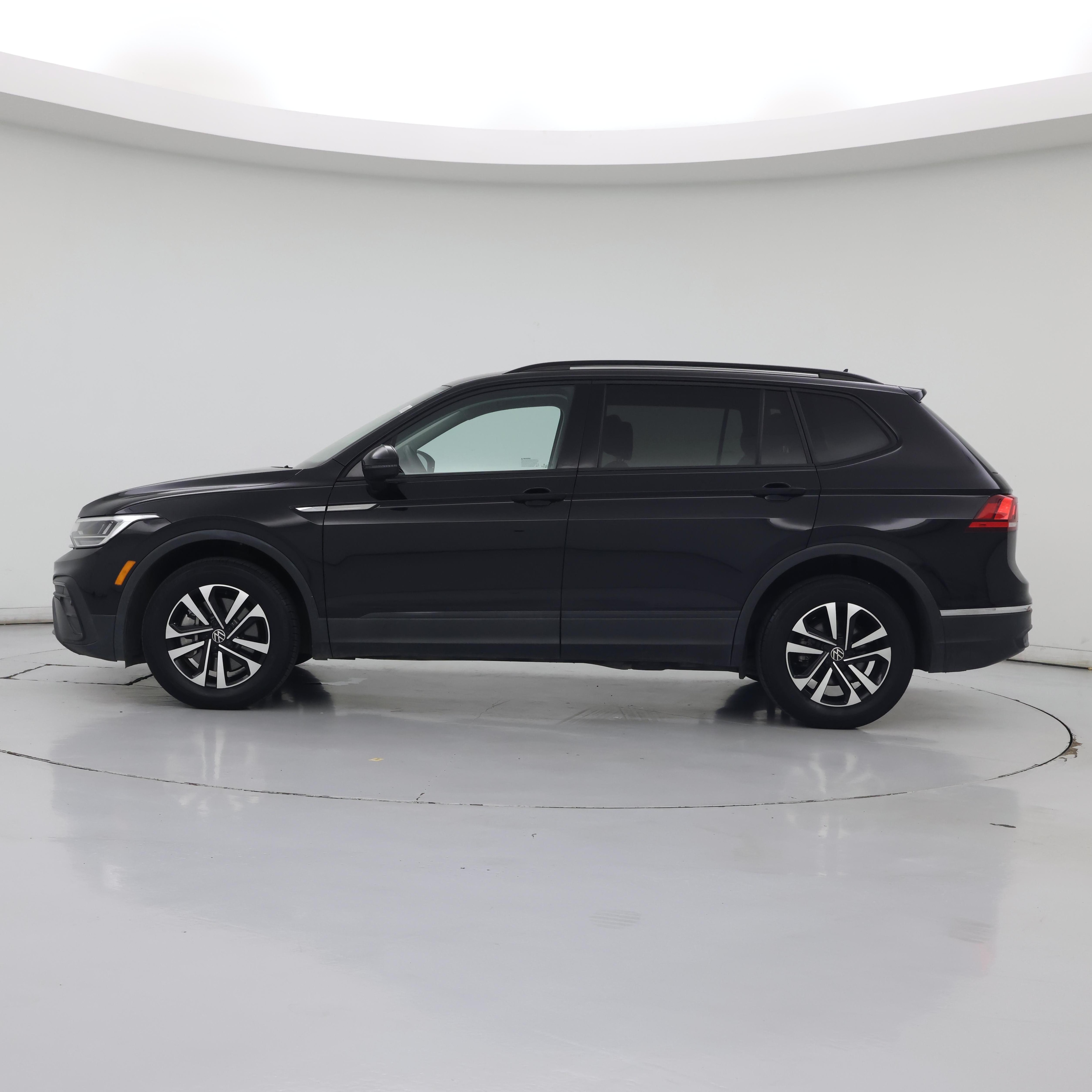 Thumbnail: 2023 Volkswagen Tiguan - 3