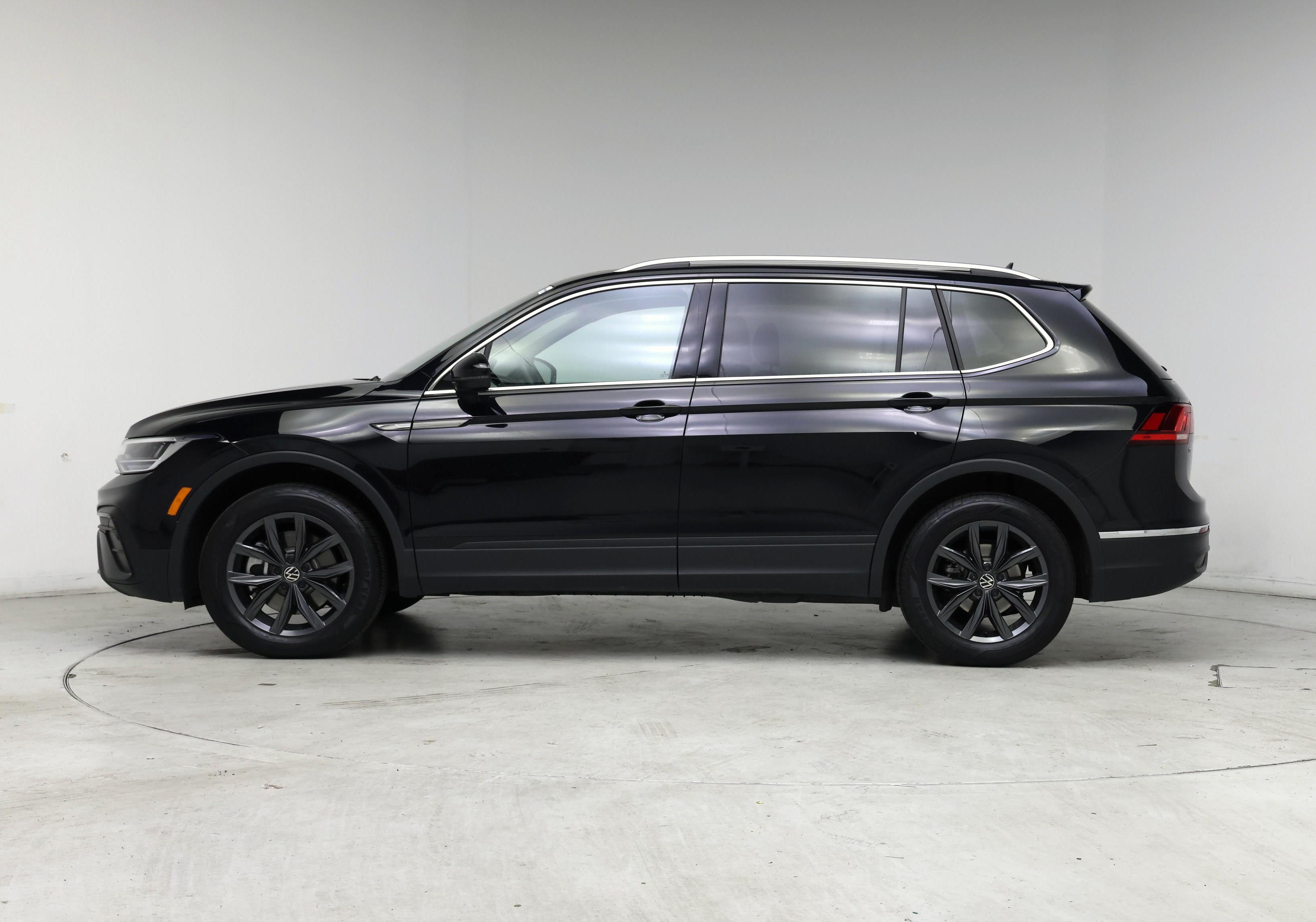 Thumbnail: 2023 Volkswagen Tiguan - 3