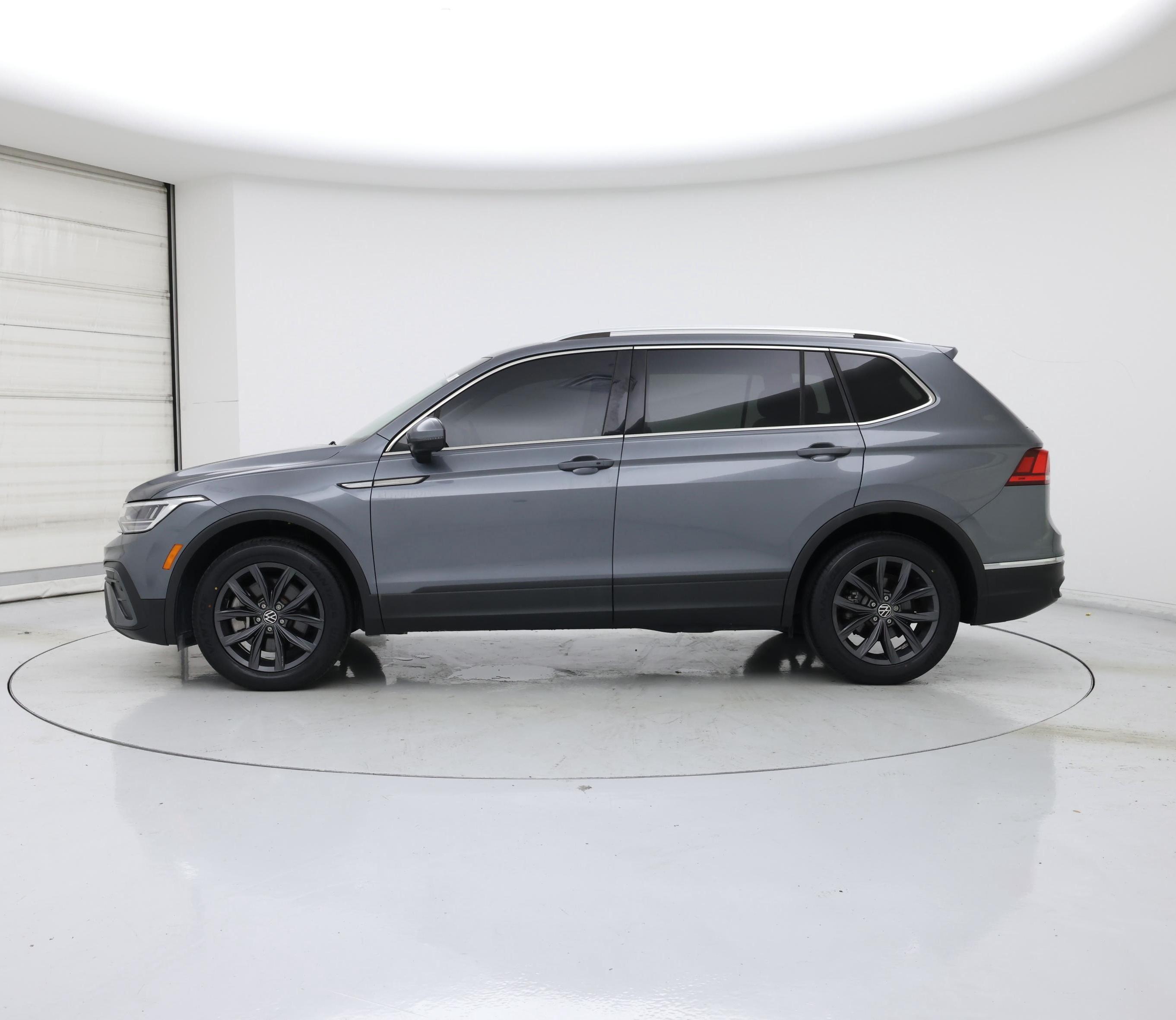 Thumbnail: 2022 Volkswagen Tiguan - 3
