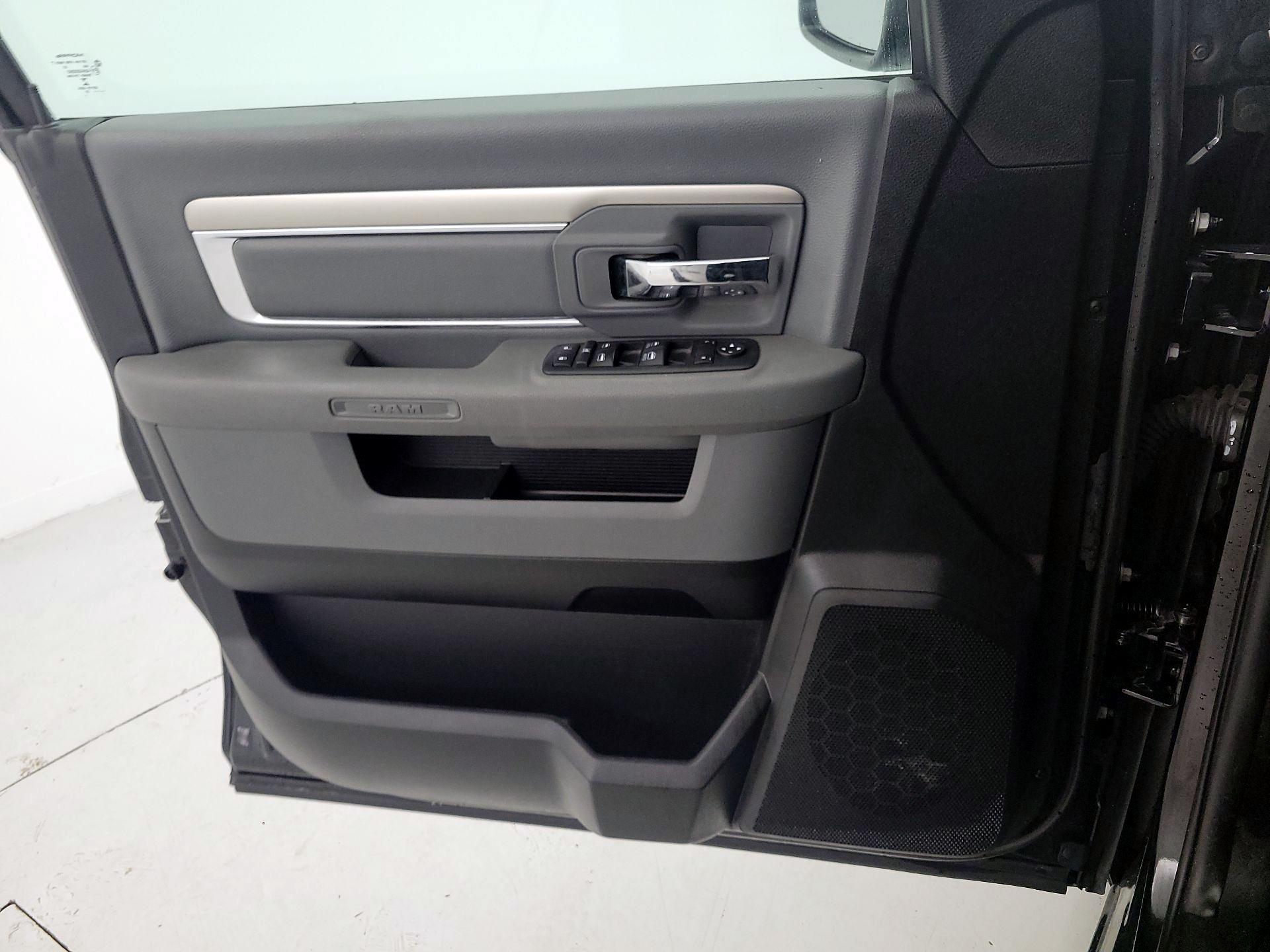 Thumbnail: 2020 RAM 1500 Classic - 12