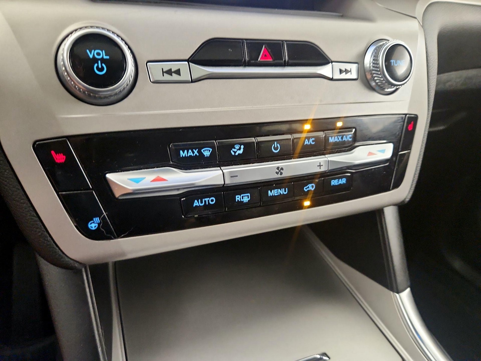 2022 Ford Explorer XLT - Photo 18