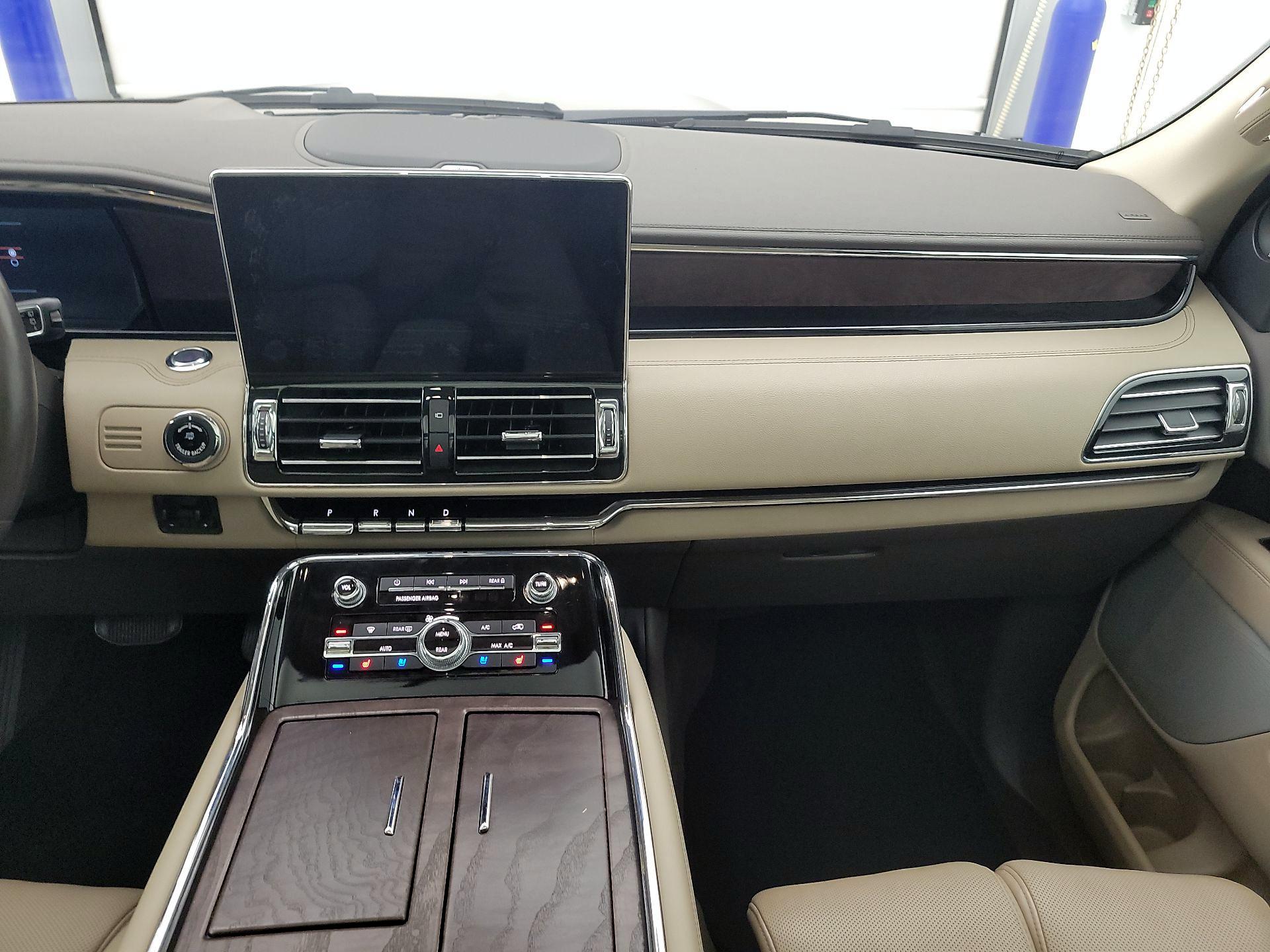 Thumbnail: 2022 Lincoln Navigator L - 9