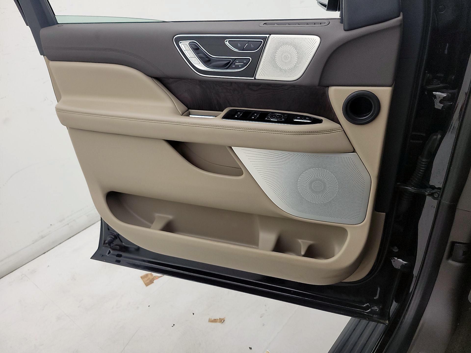 Thumbnail: 2022 Lincoln Navigator L - 12