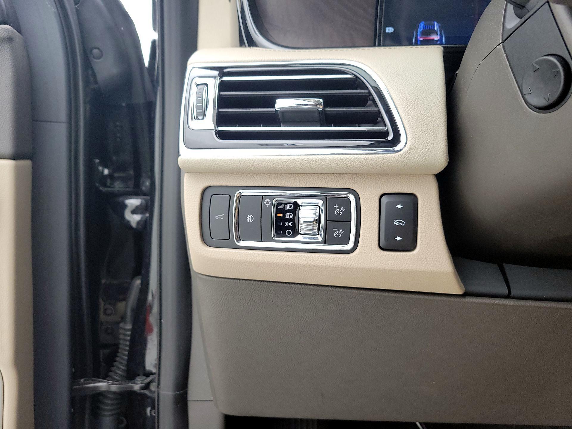 Thumbnail: 2022 Lincoln Navigator L - 13