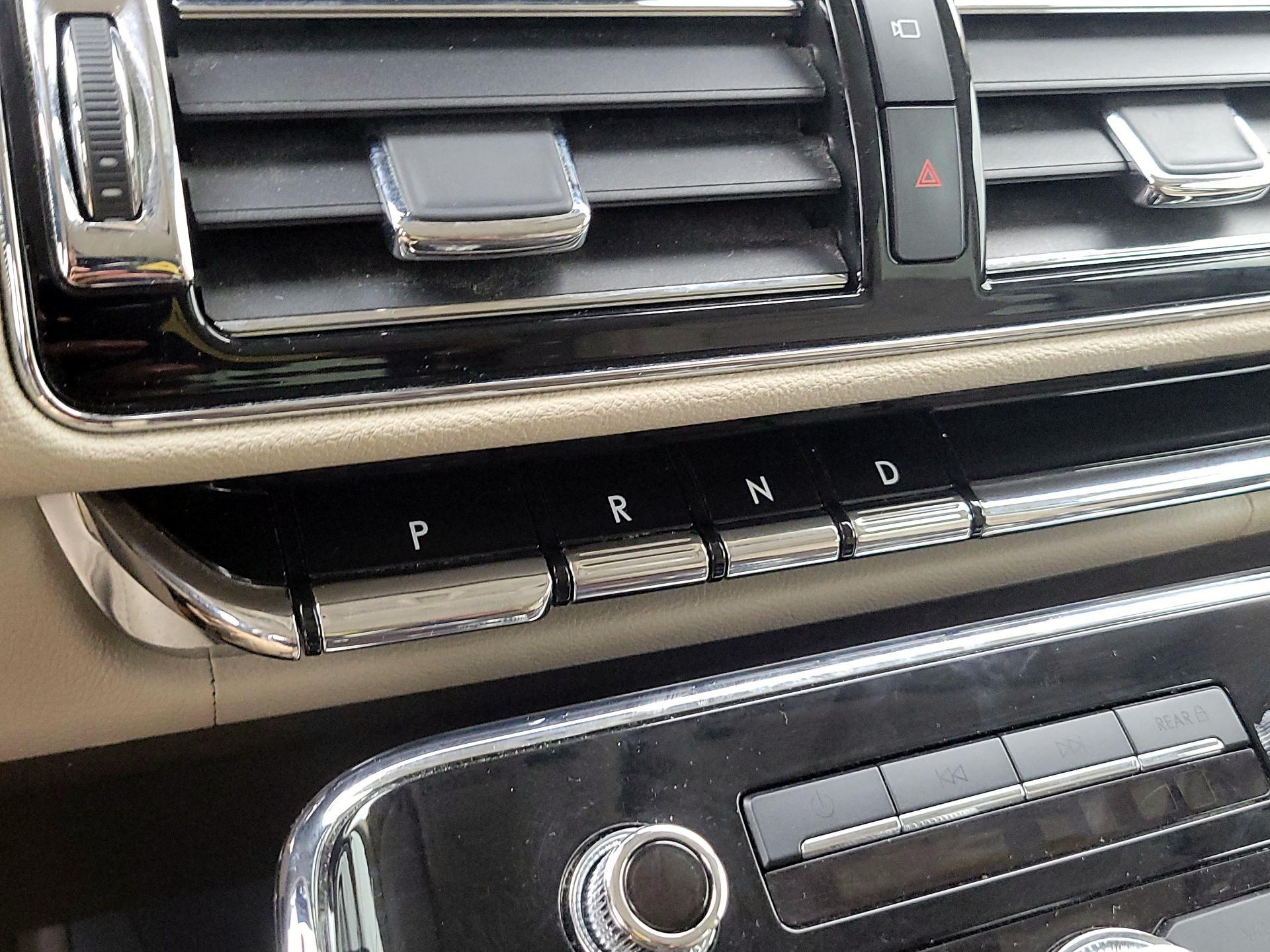 Thumbnail: 2022 Lincoln Navigator L - 18