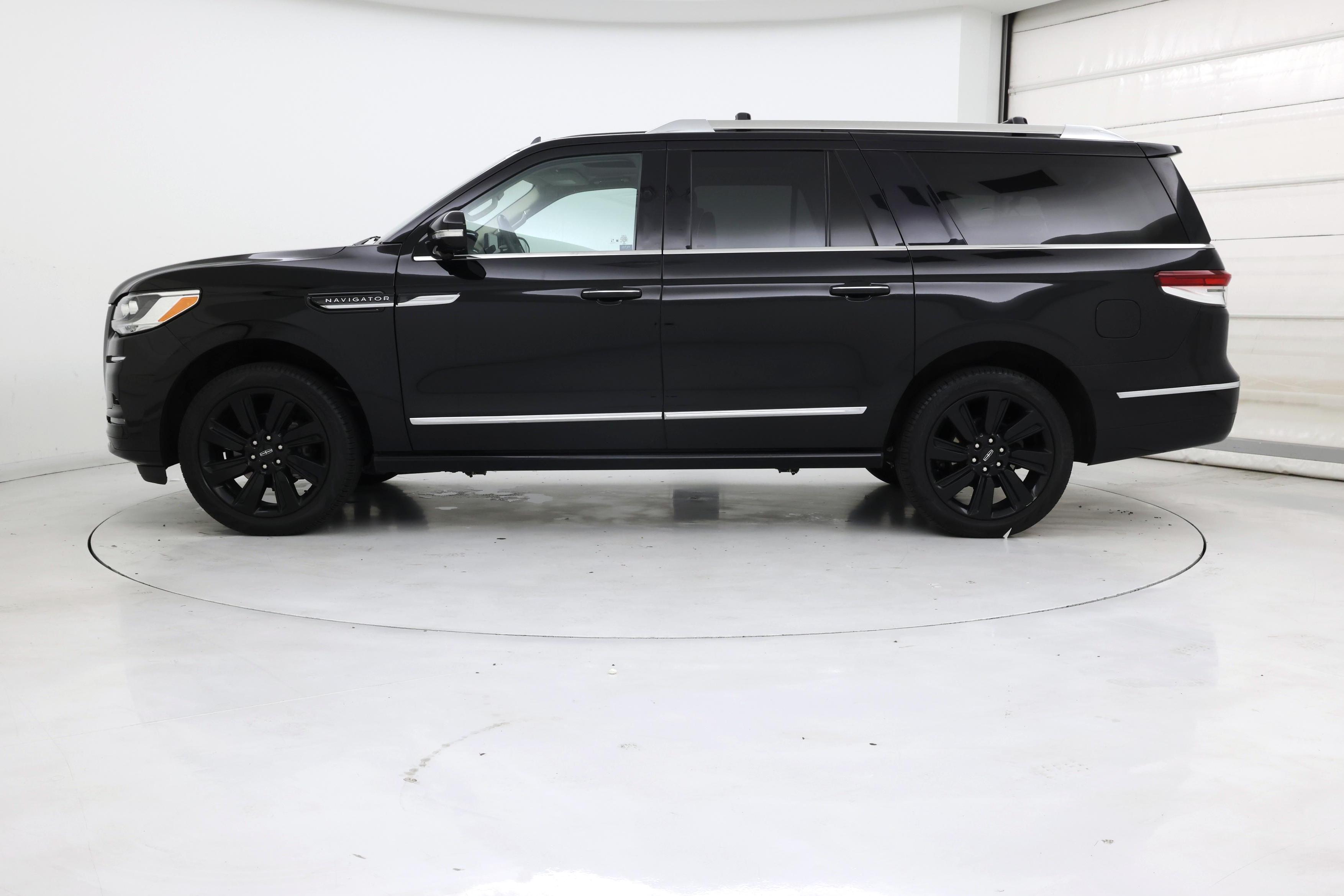 Thumbnail: 2022 Lincoln Navigator L - 3