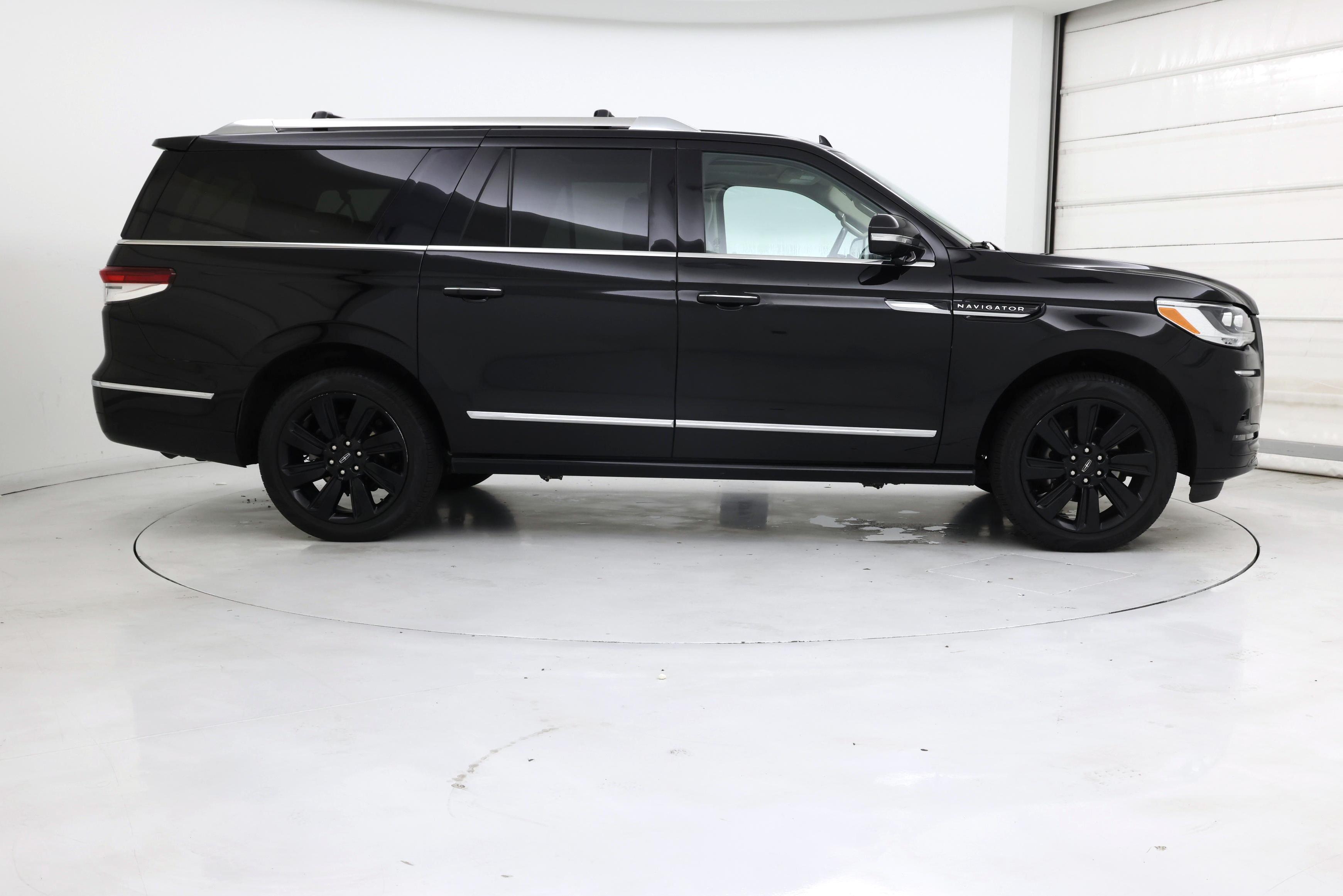 Thumbnail: 2022 Lincoln Navigator L - 7