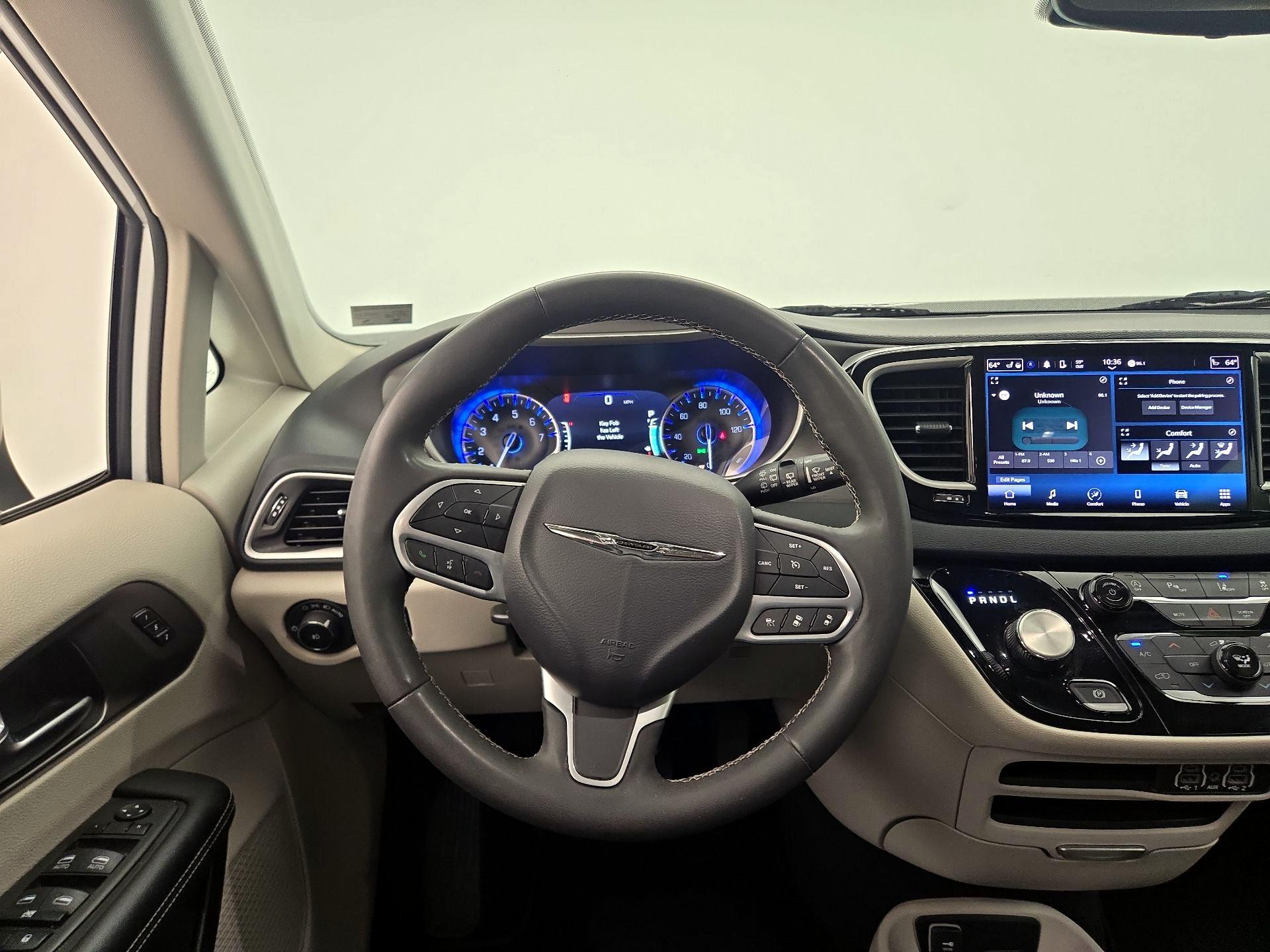 Thumbnail: 2023 Chrysler Pacifica - 10