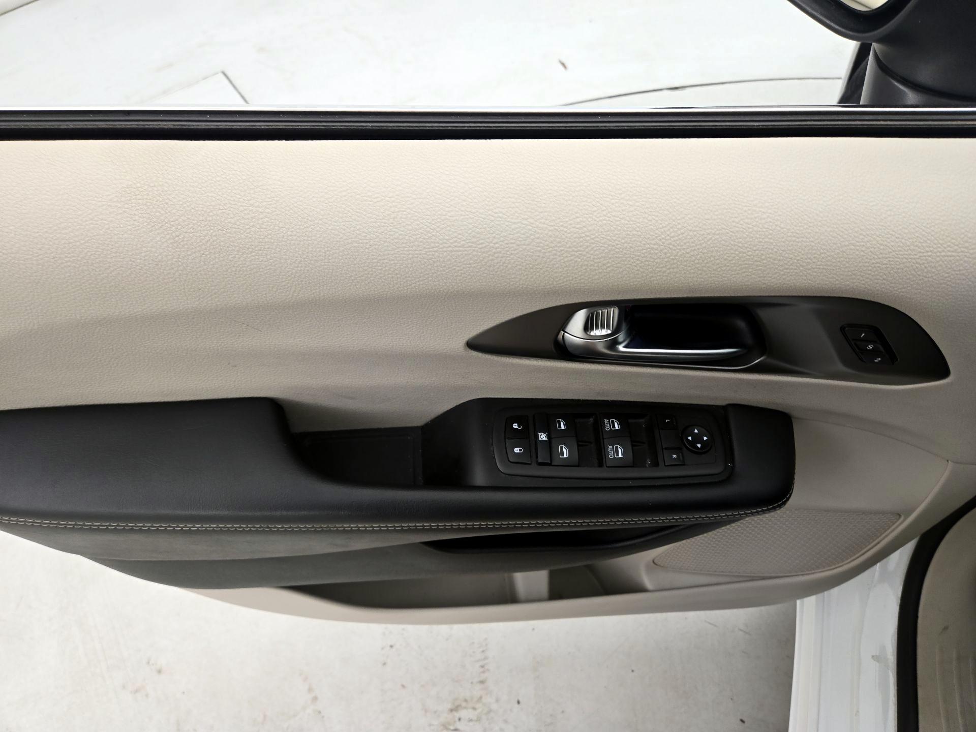 Thumbnail: 2023 Chrysler Pacifica - 12