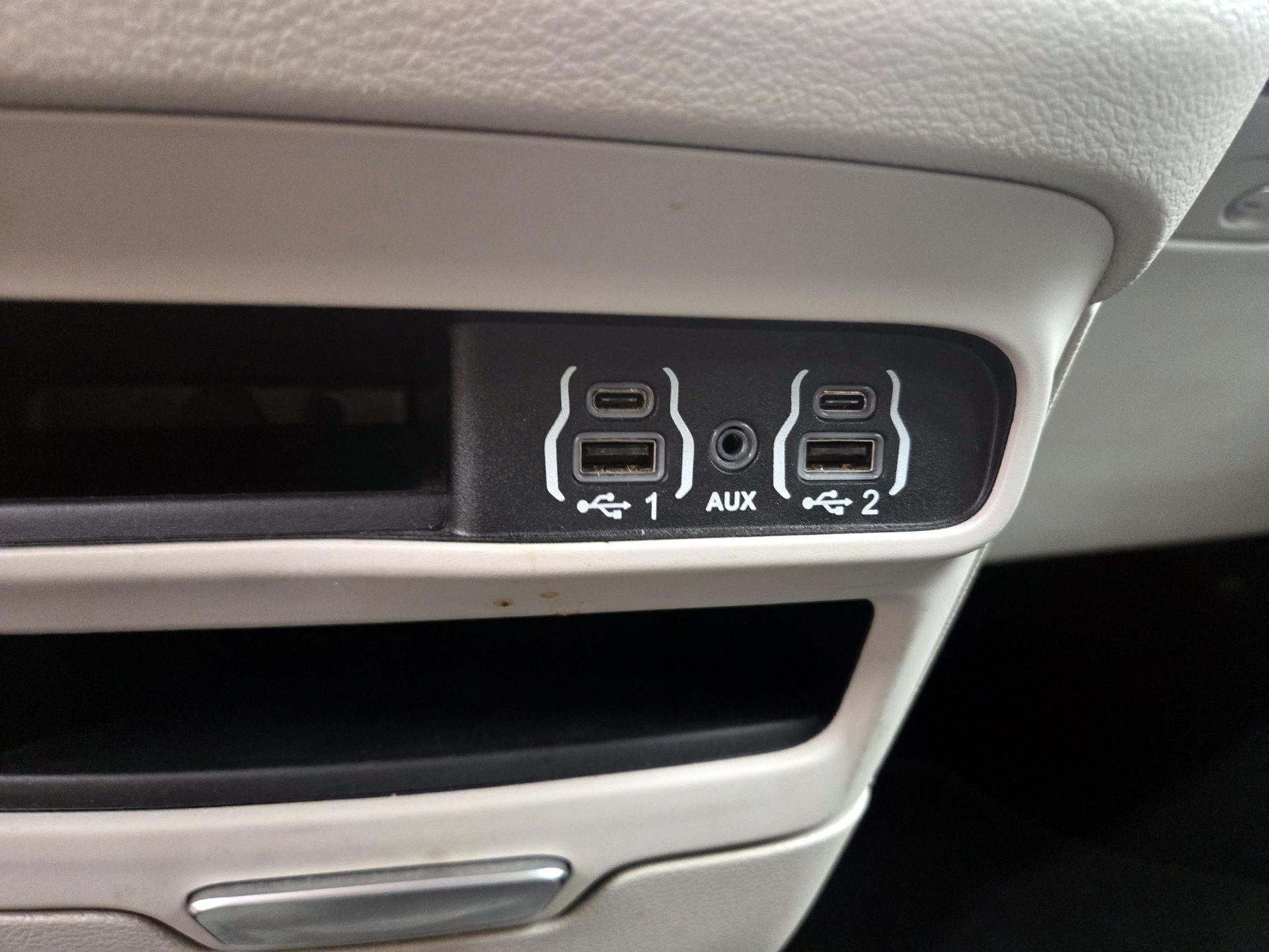 Thumbnail: 2023 Chrysler Pacifica - 18