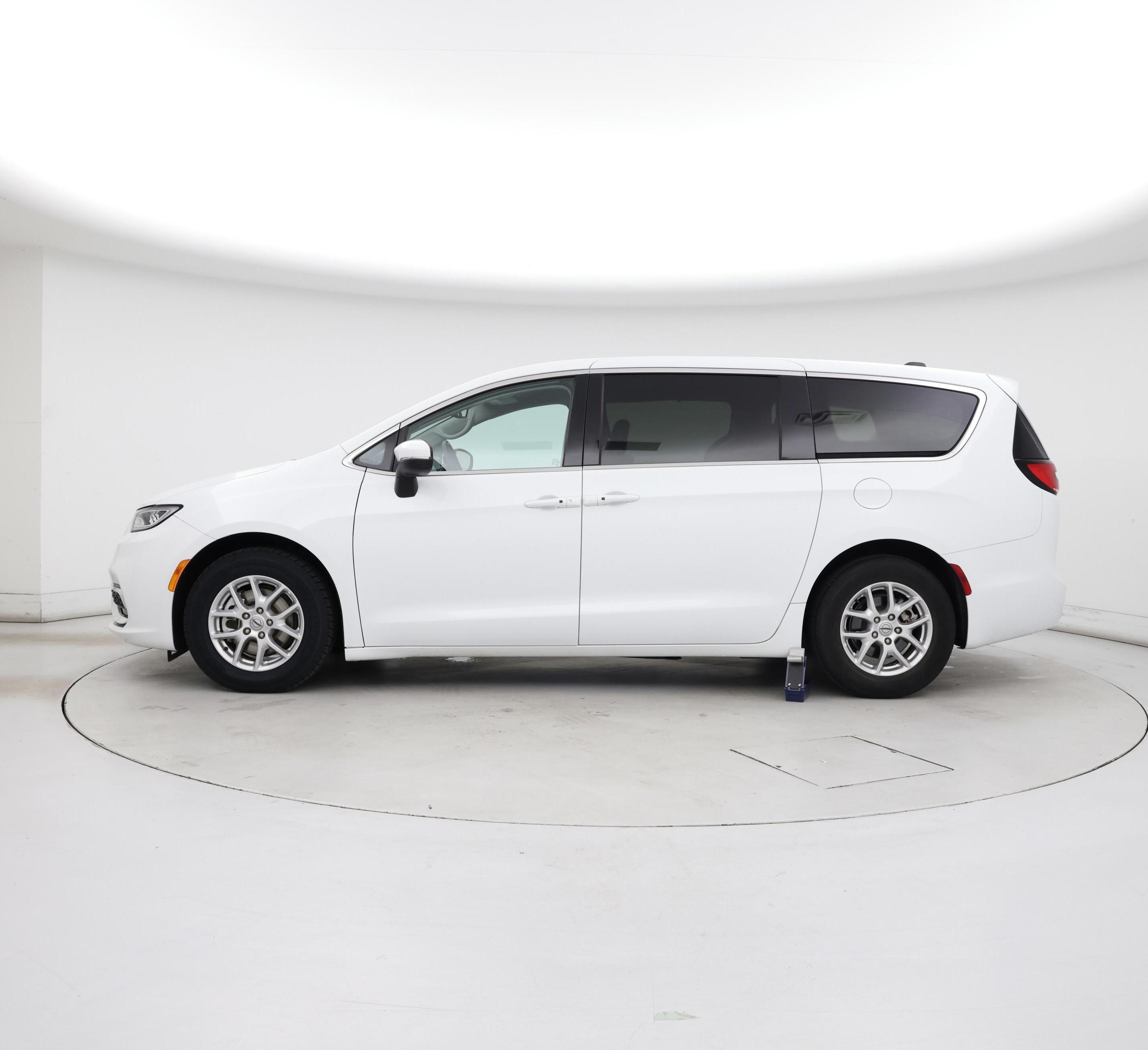 Thumbnail: 2023 Chrysler Pacifica - 3