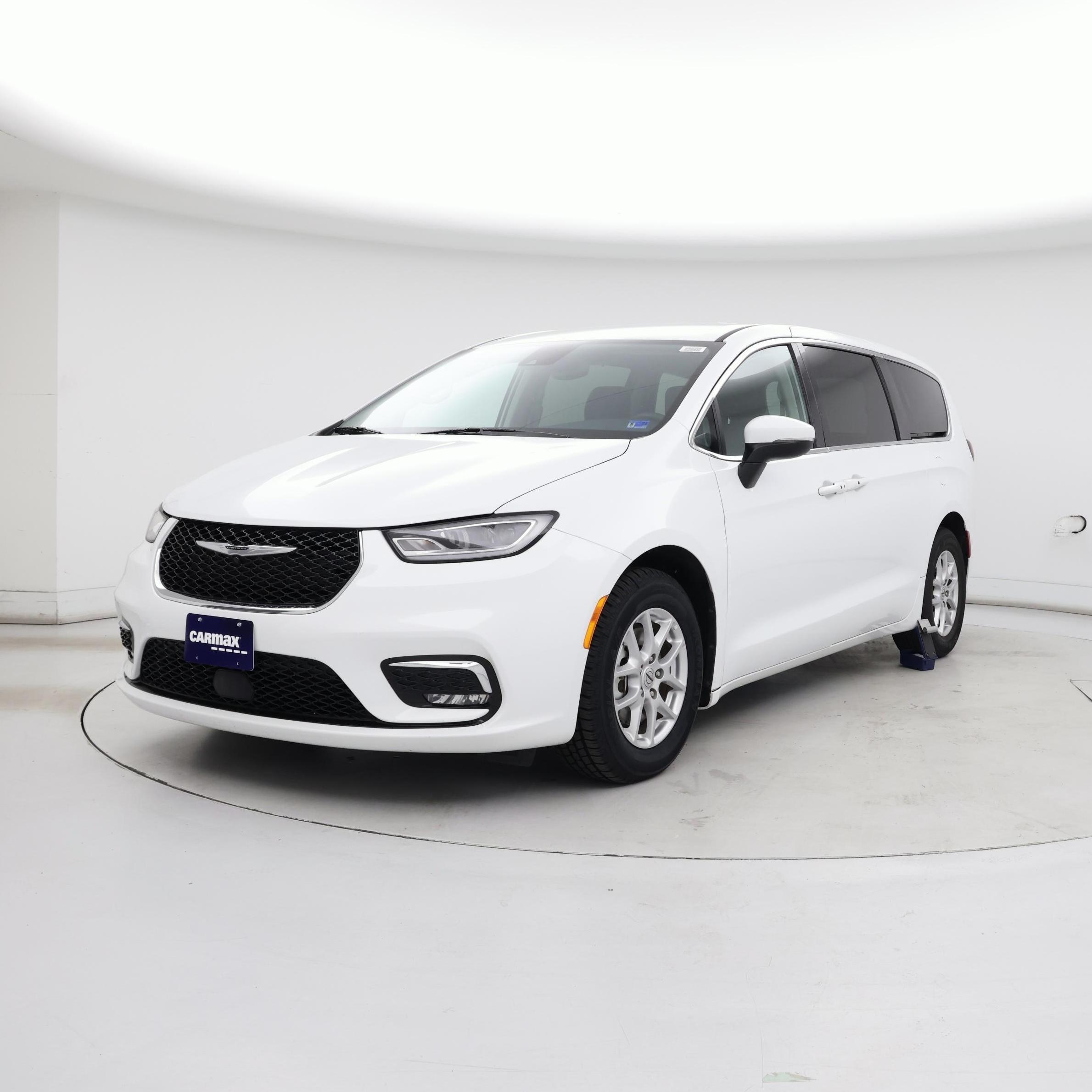 Thumbnail: 2023 Chrysler Pacifica - 4