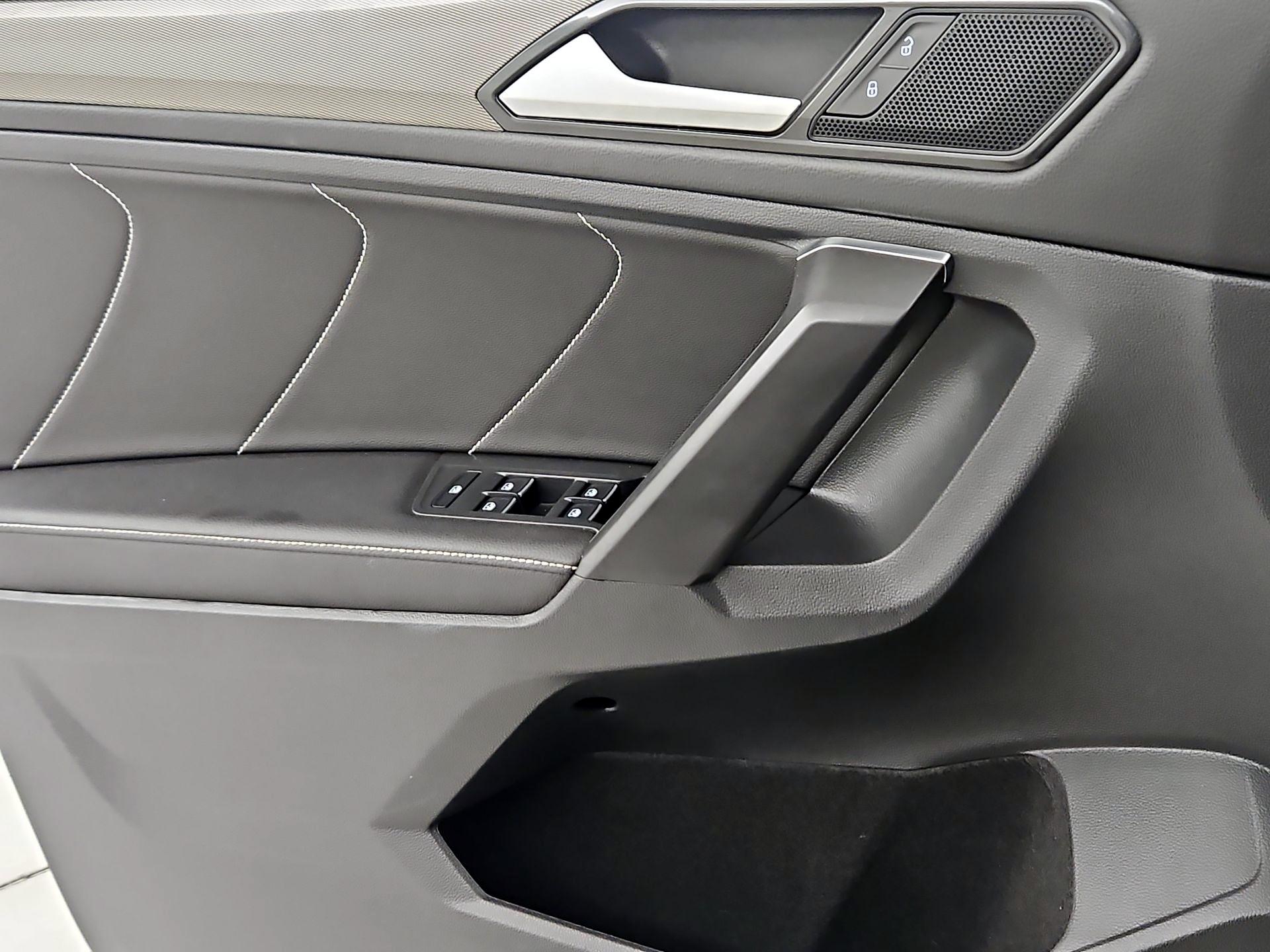 Thumbnail: 2023 Volkswagen Tiguan - 12
