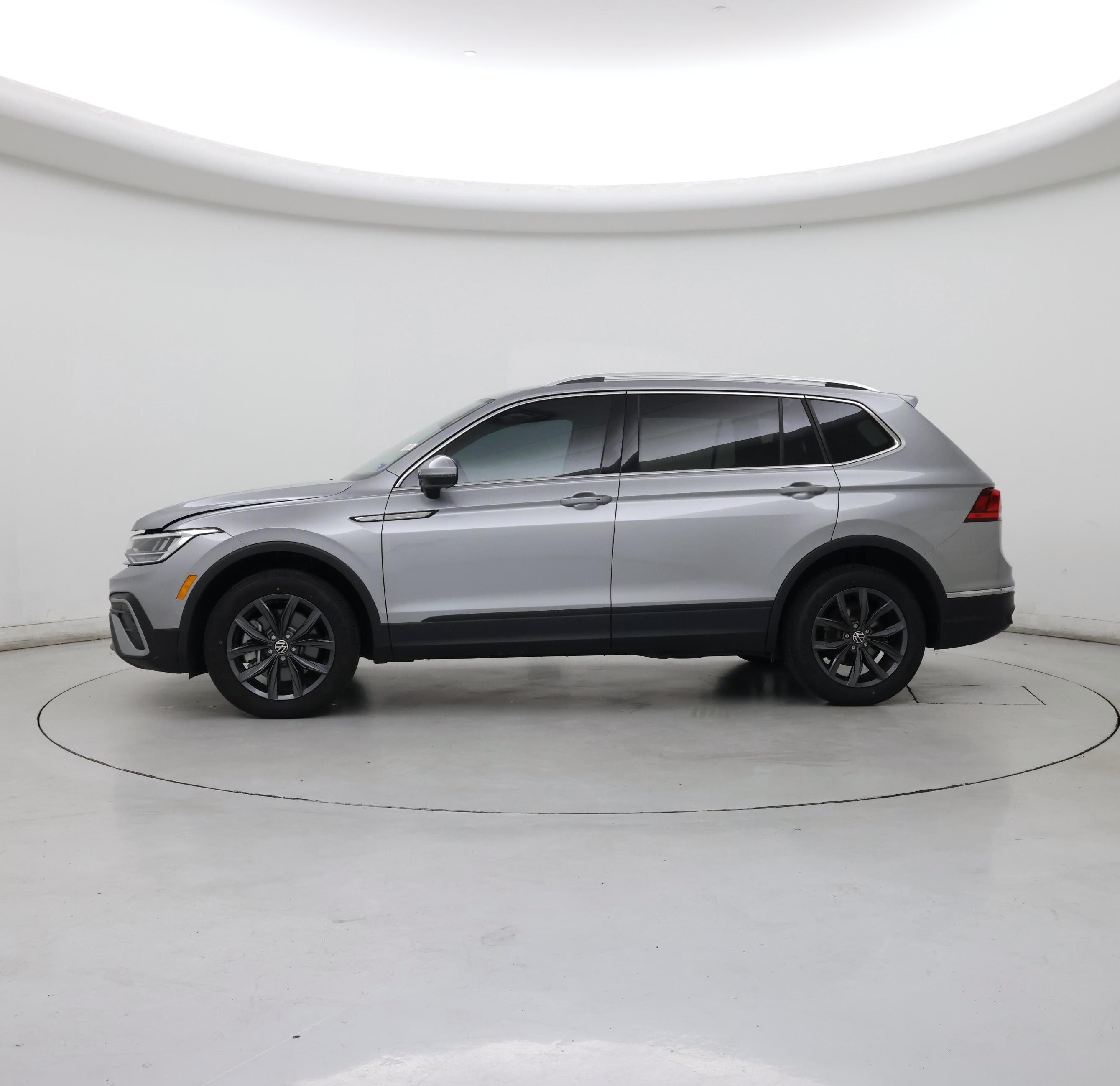 Thumbnail: 2023 Volkswagen Tiguan - 3