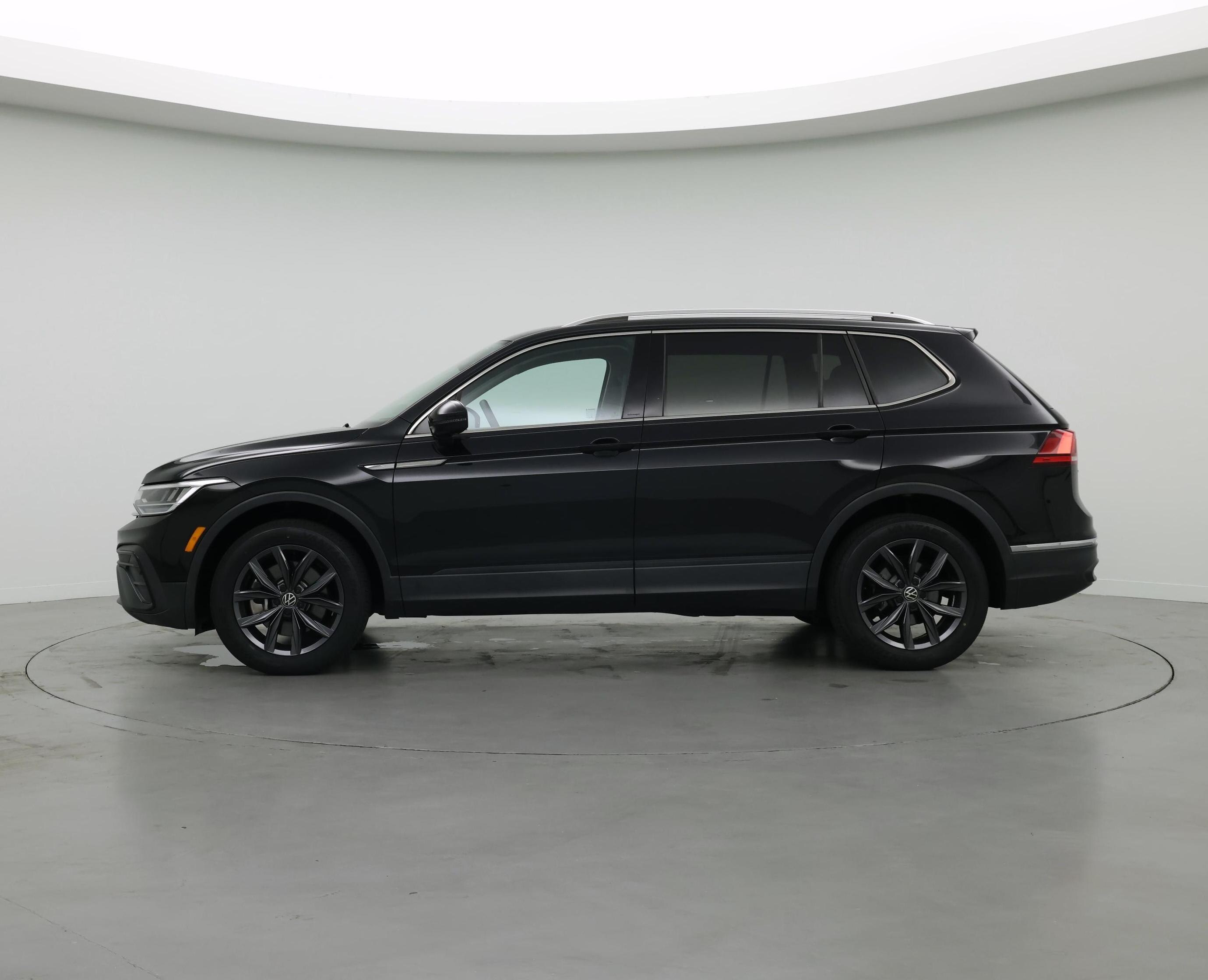 Thumbnail: 2023 Volkswagen Tiguan - 3