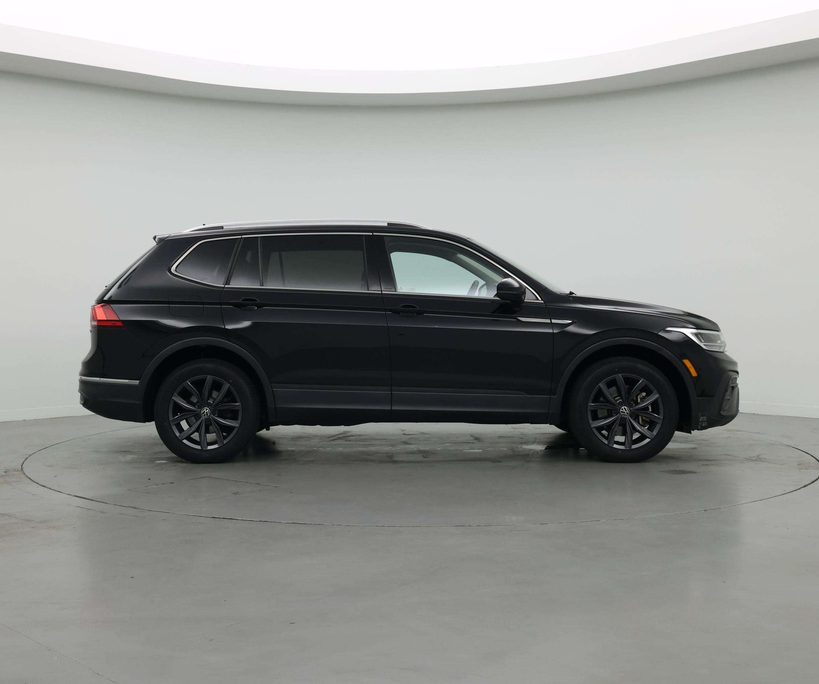 Thumbnail: 2023 Volkswagen Tiguan - 7