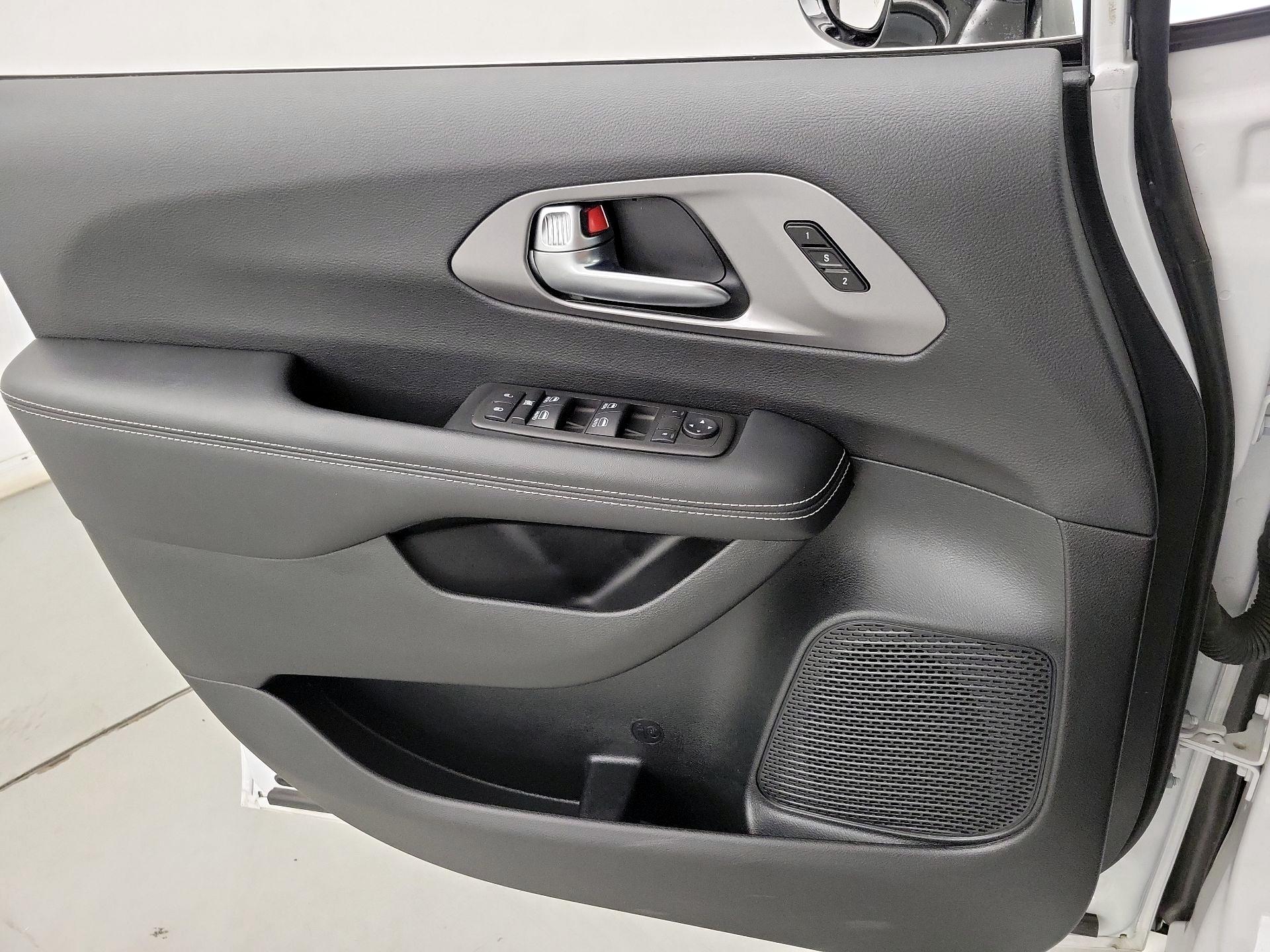 Thumbnail: 2025 Chrysler Pacifica - 12