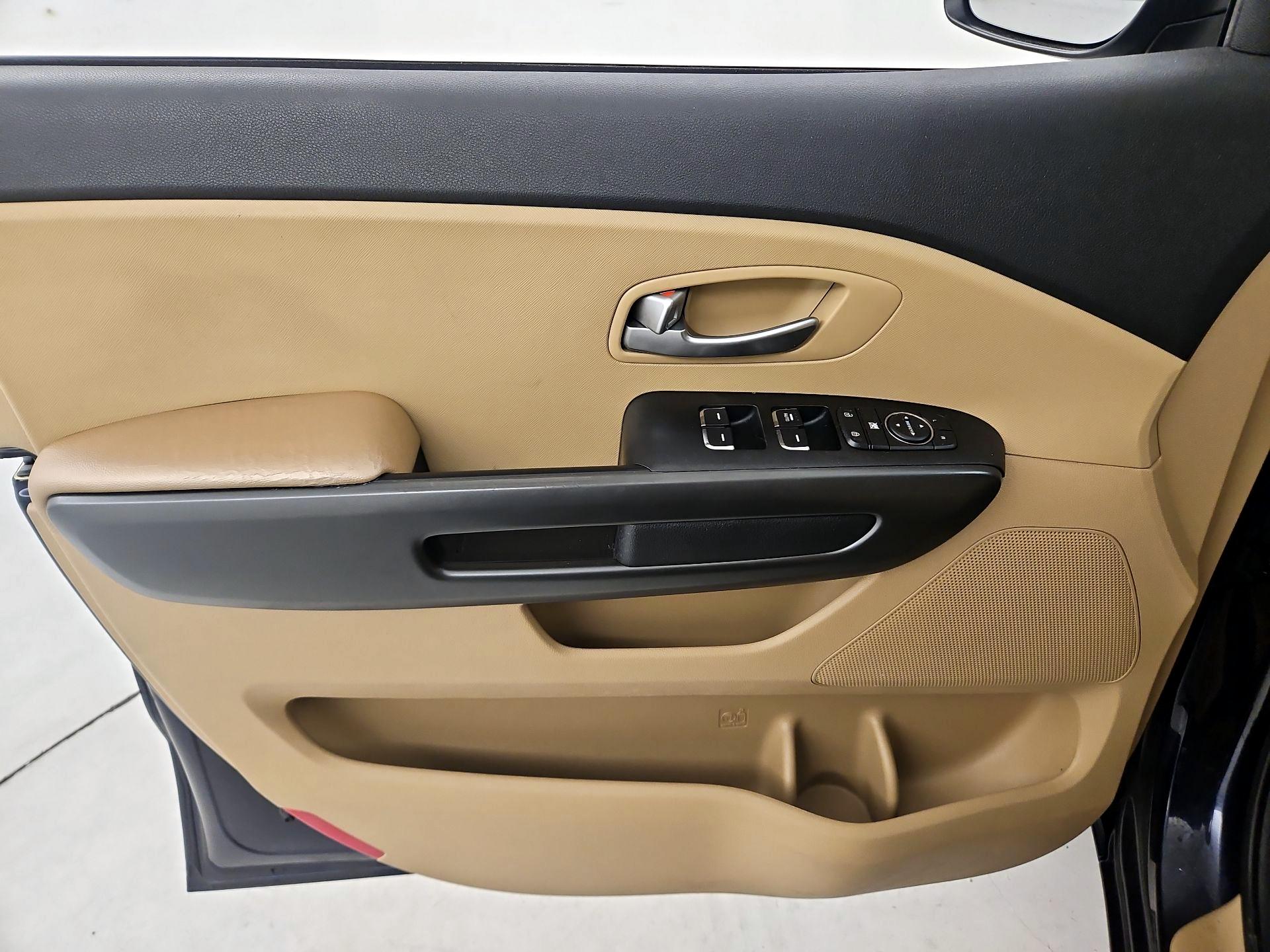 Thumbnail: 2020 Kia Sedona - 12