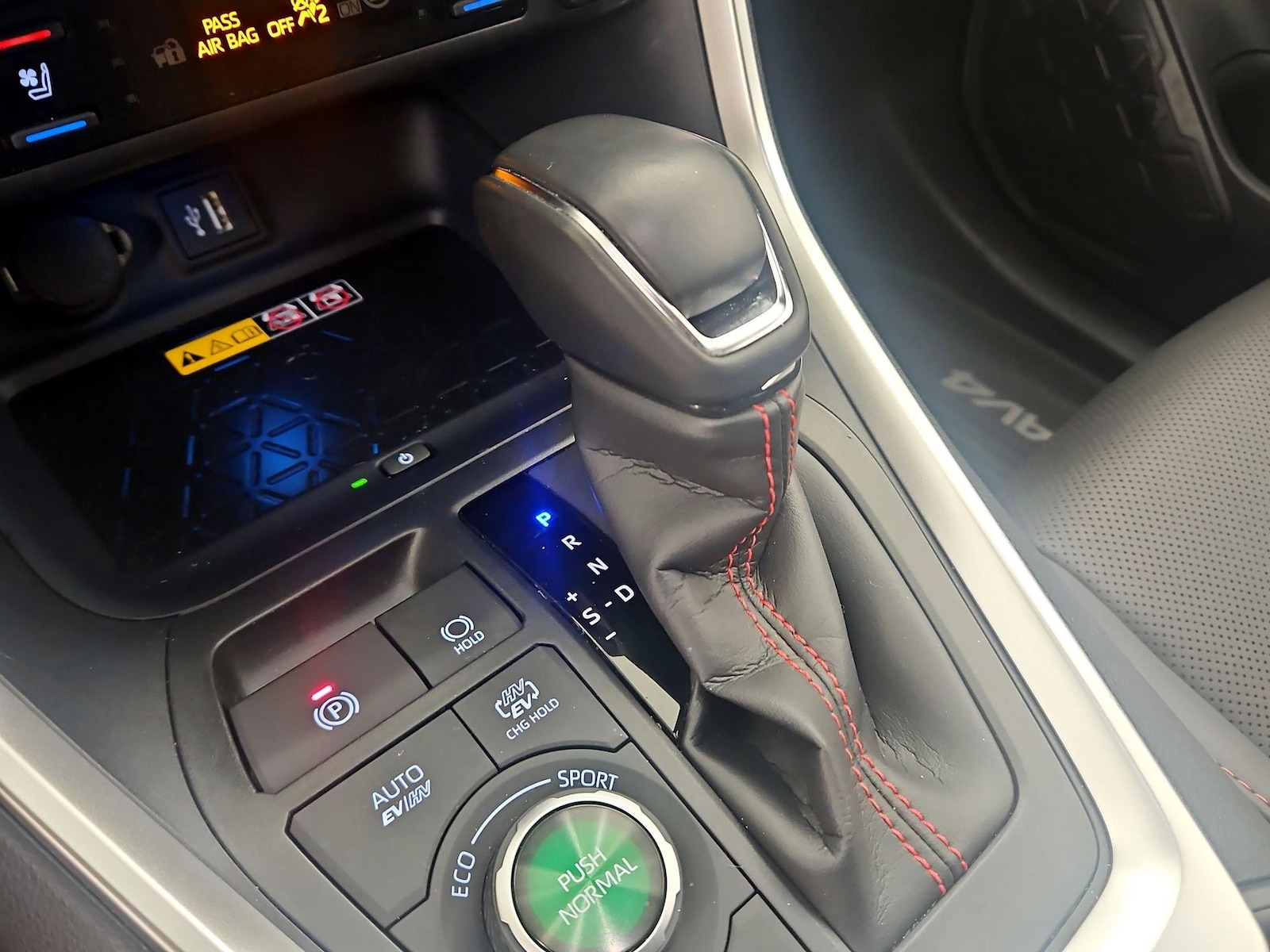 2024 Toyota RAV4 XSE - Photo 18