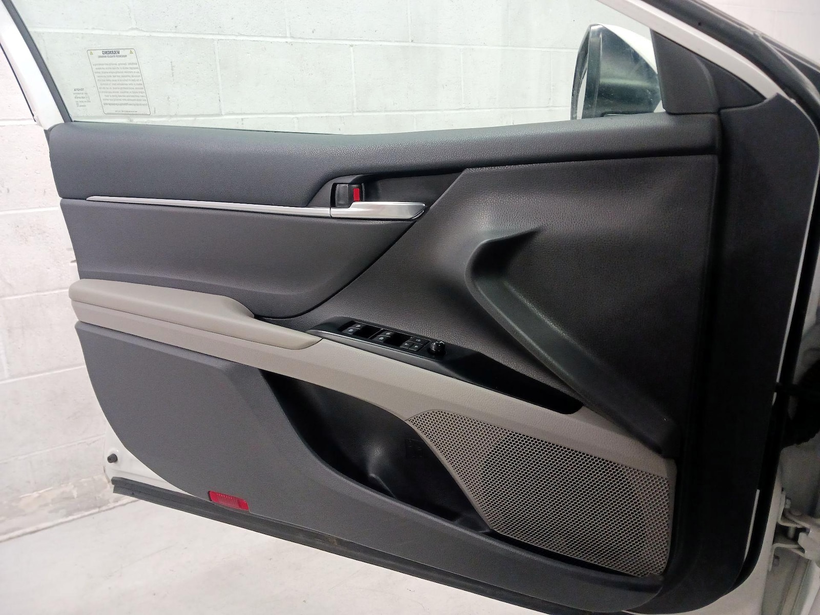 2020 Toyota Camry SE - Photo 11