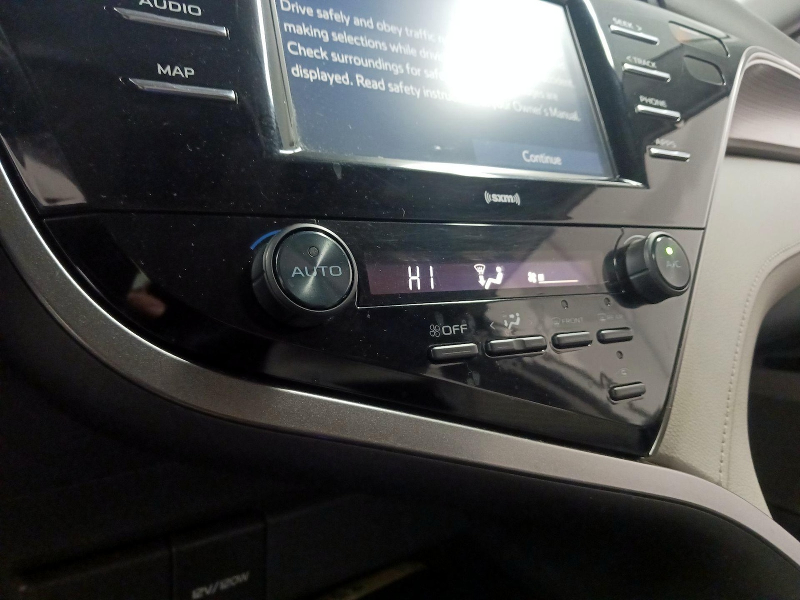 2020 Toyota Camry SE - Photo 15