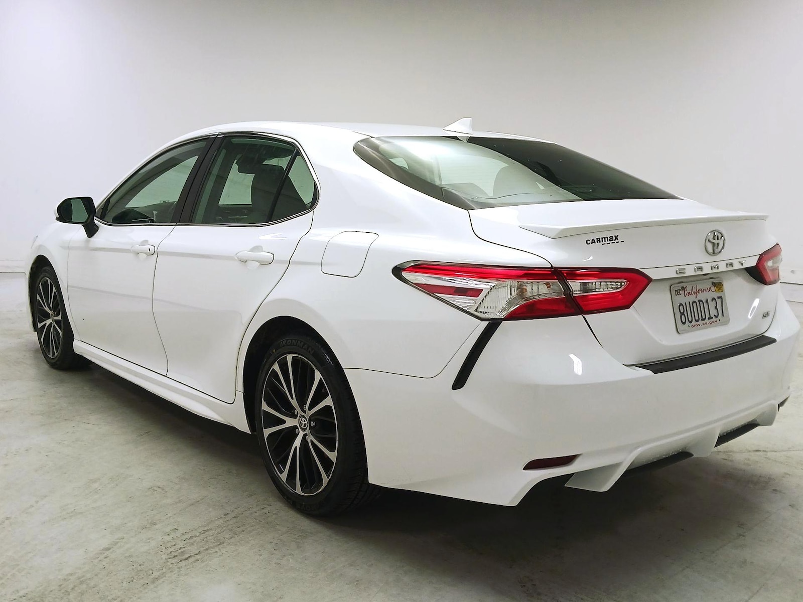 2020 Toyota Camry SE - Photo 7