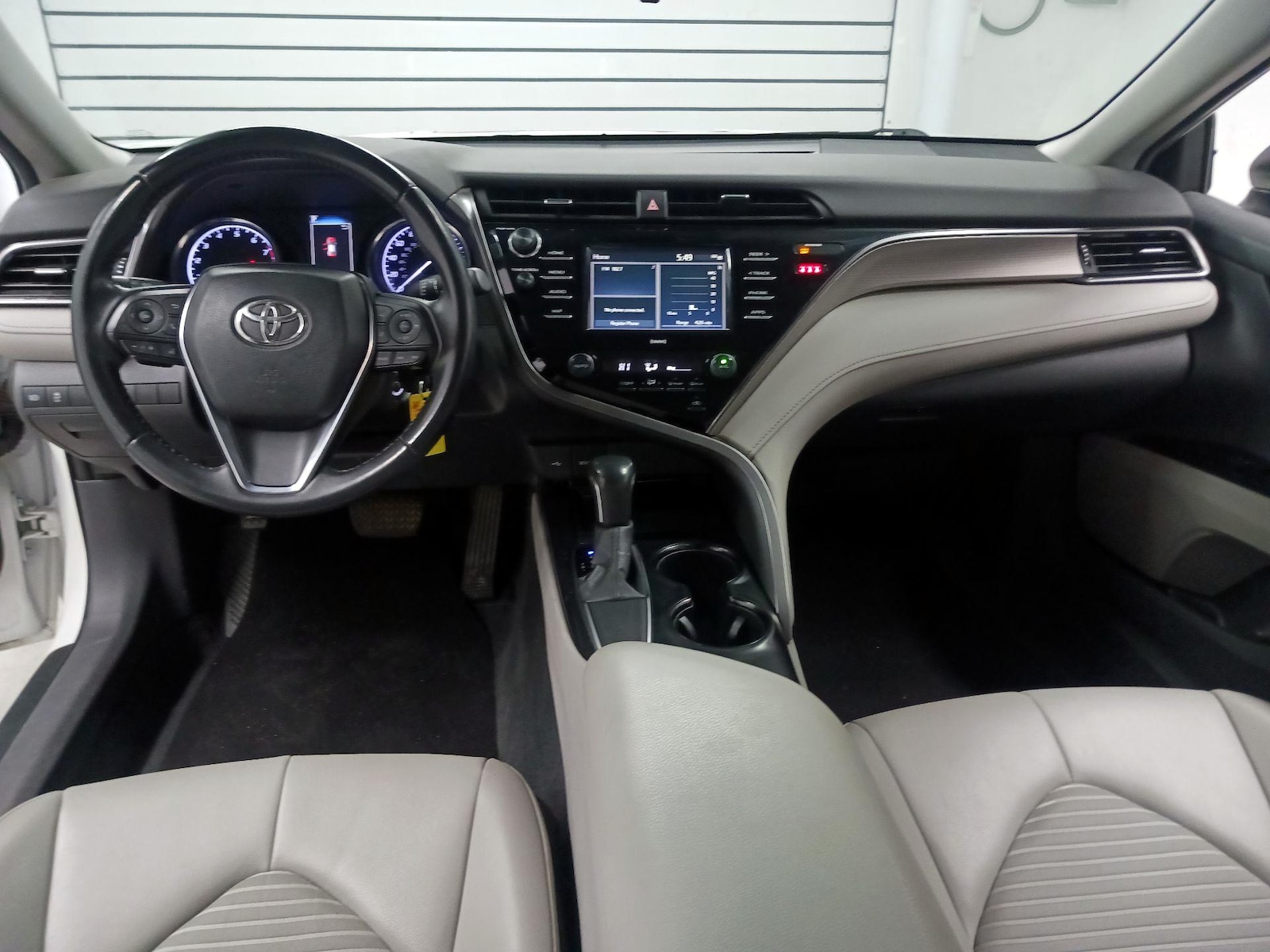 2020 Toyota Camry SE - Photo 8