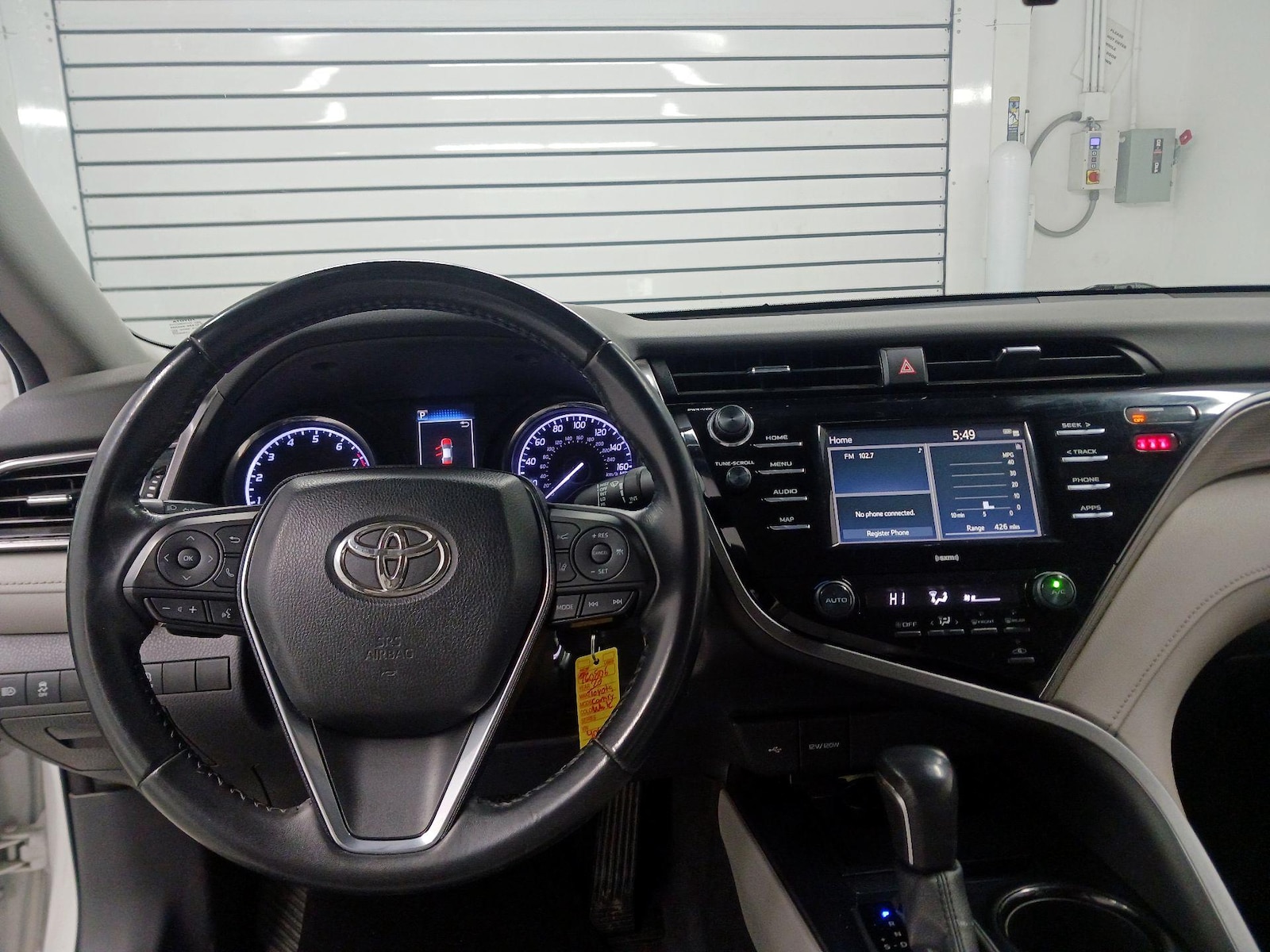 2020 Toyota Camry SE - Photo 9