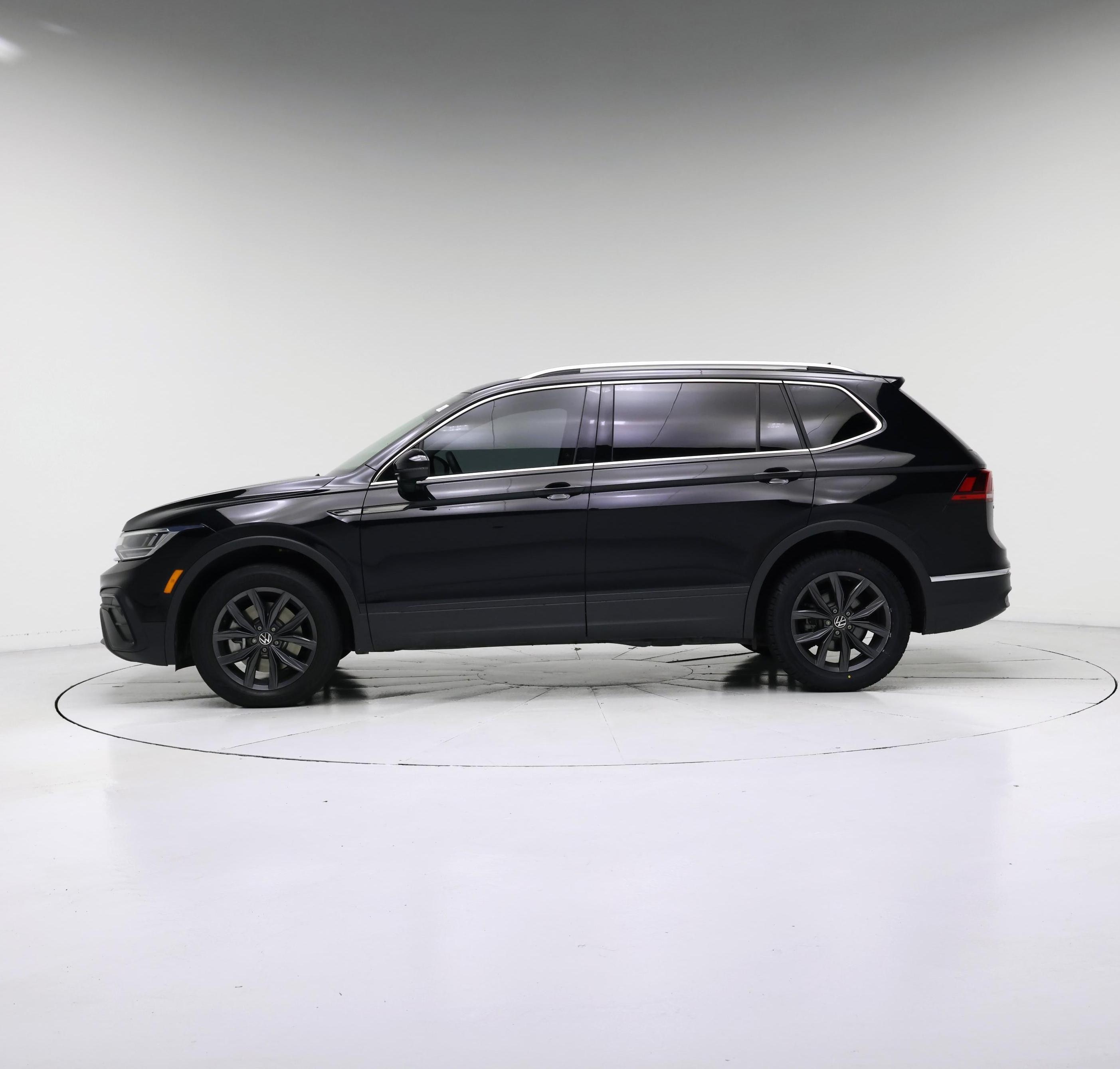Thumbnail: 2023 Volkswagen Tiguan - 3