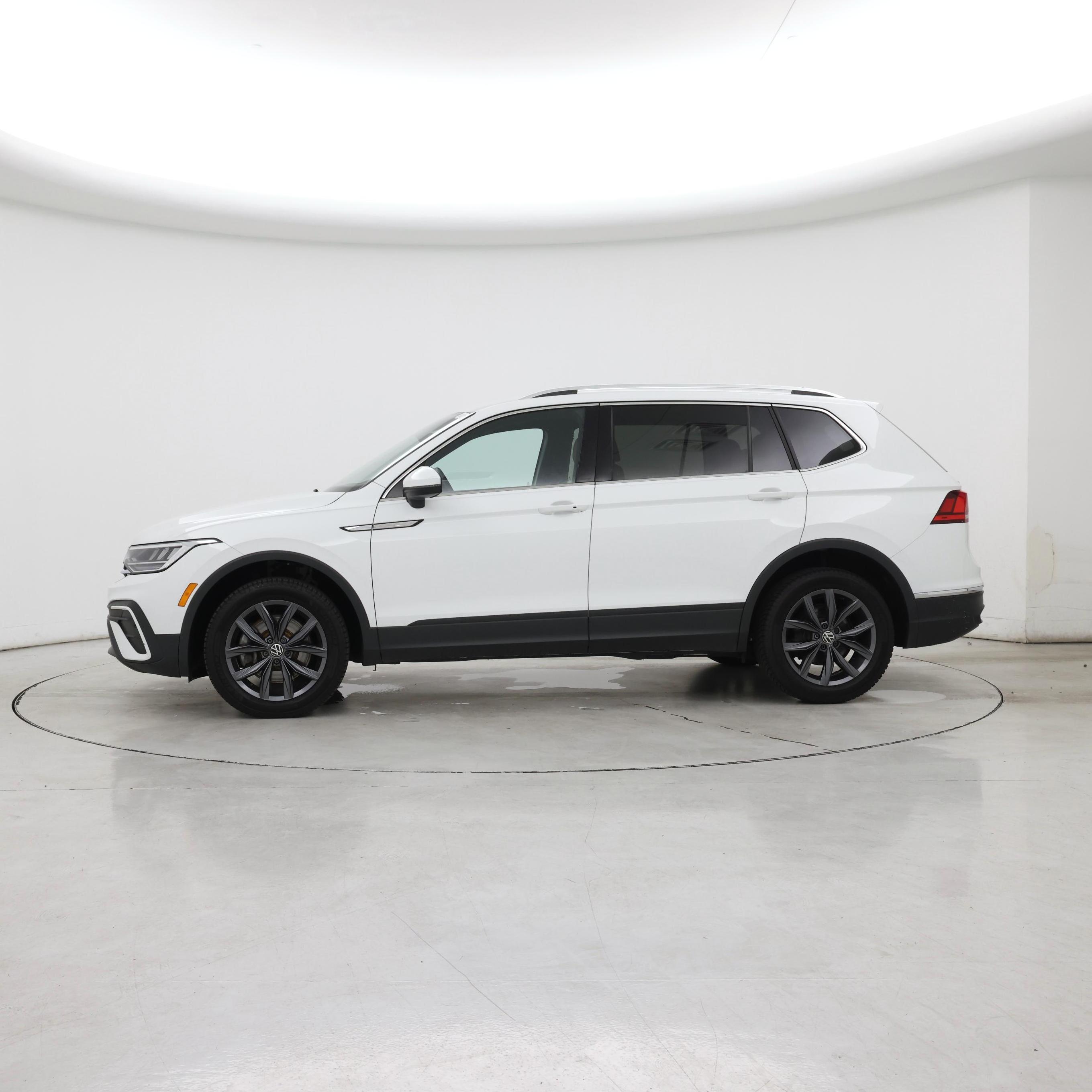 Thumbnail: 2022 Volkswagen Tiguan - 3