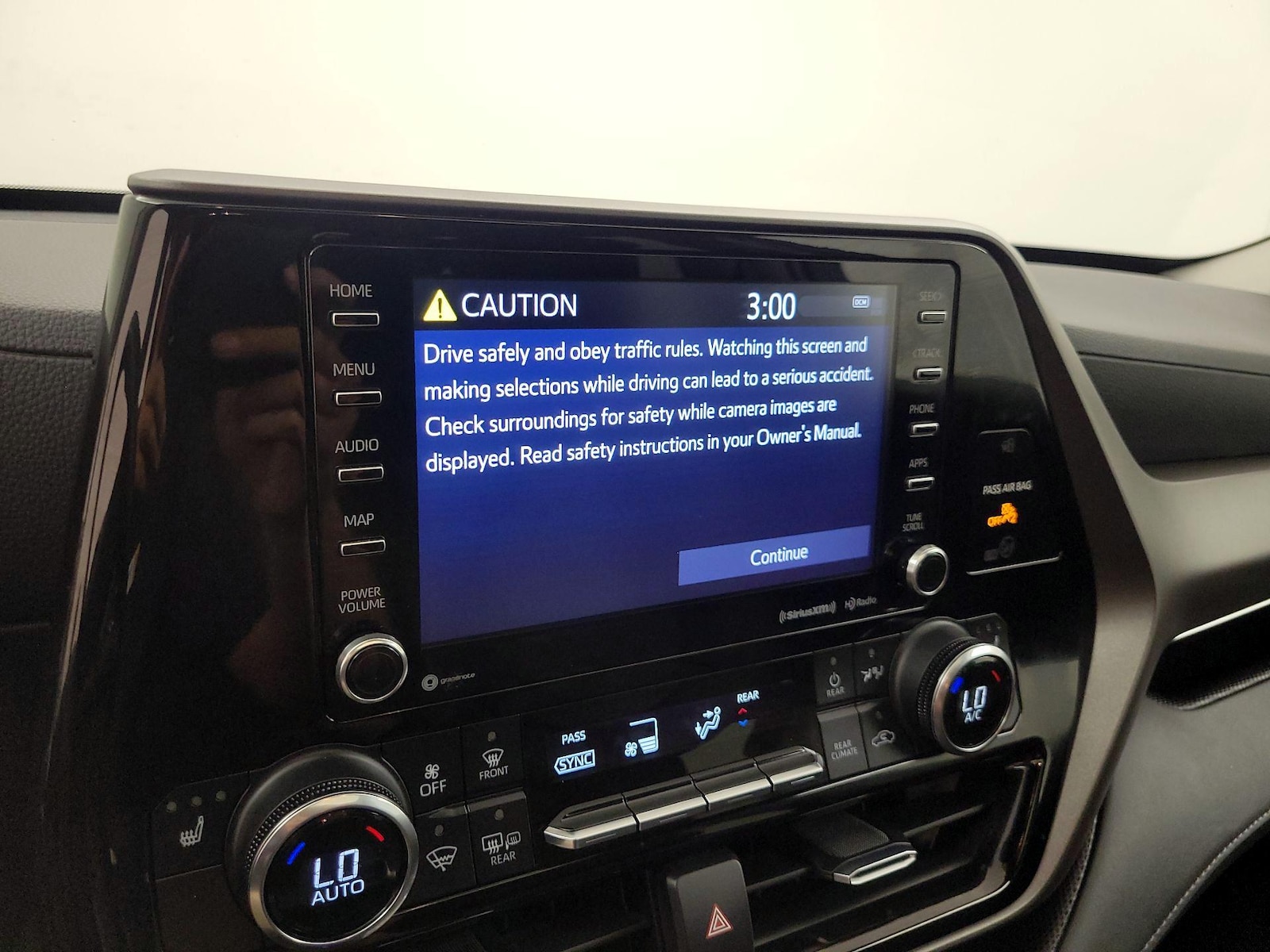 2022 Toyota Highlander XLE - Photo 16