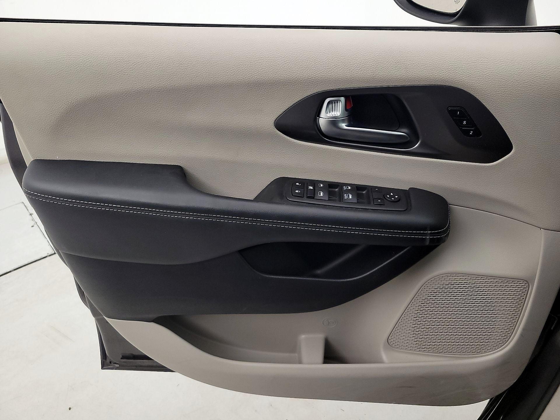 Thumbnail: 2023 Chrysler Pacifica - 12