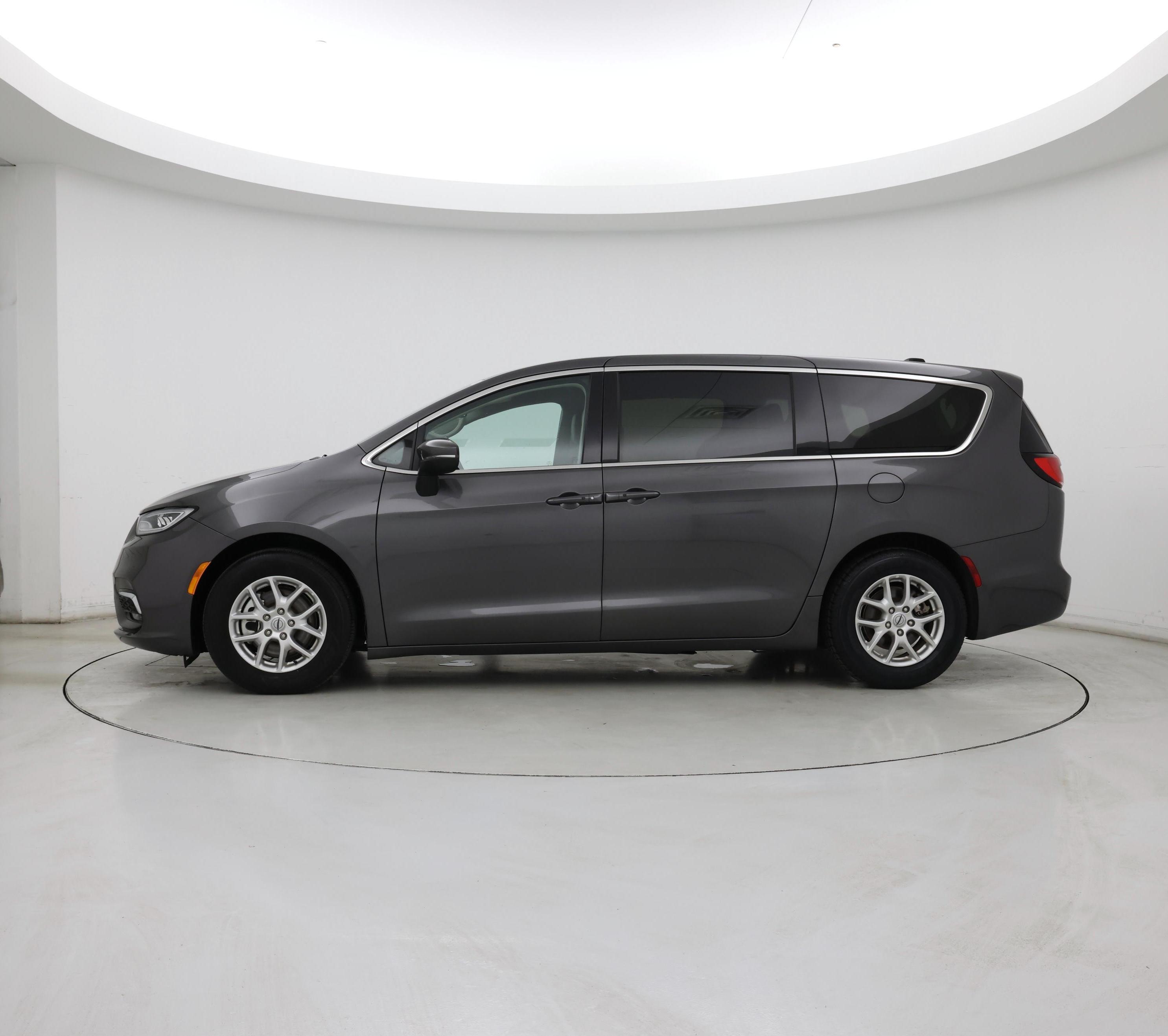 Thumbnail: 2023 Chrysler Pacifica - 3